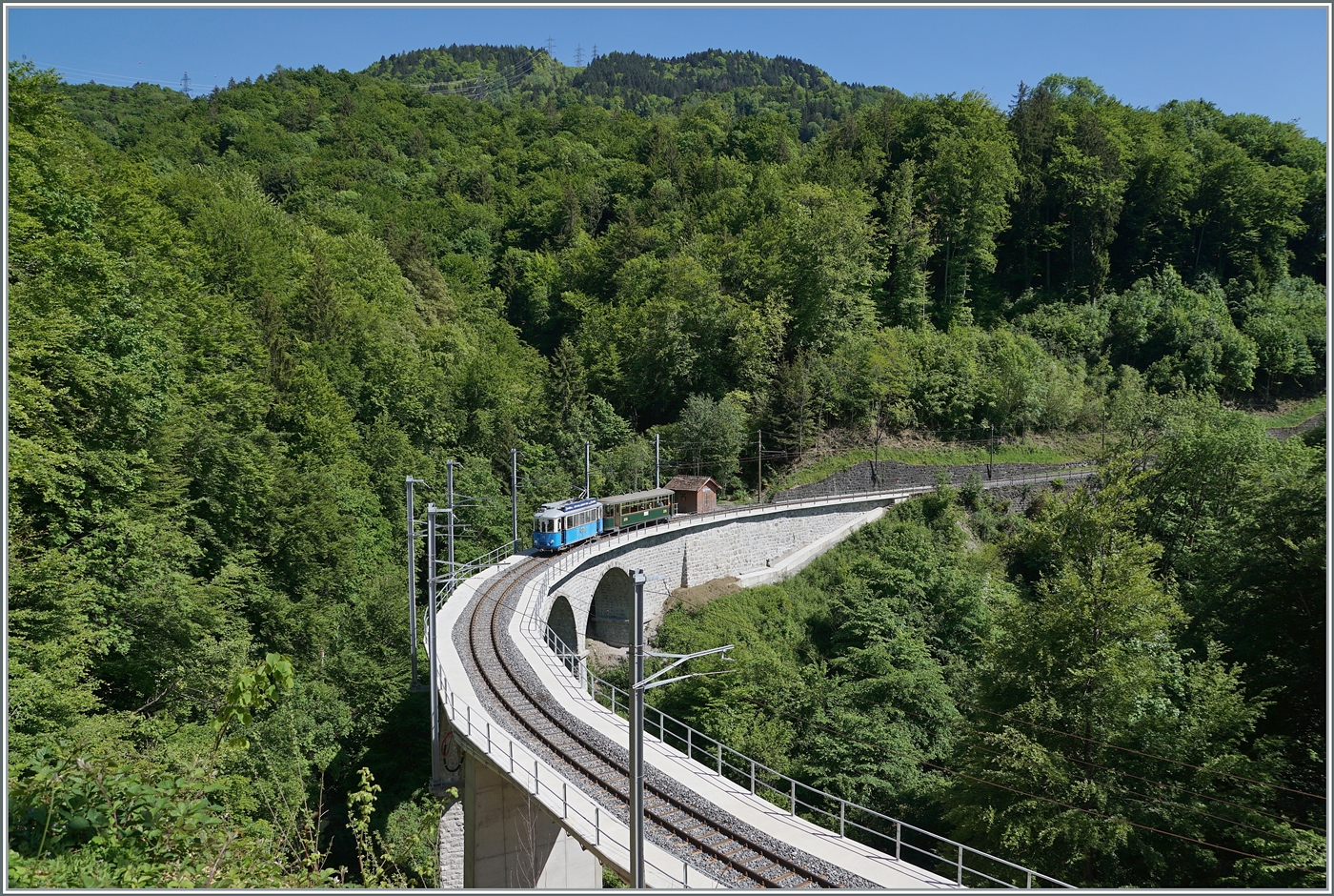Durch die Sanierung des Baye de Clarens Viadukts und der damit verbunden Rodung einiger Bäume ergibt sich nun für kurze Zeit ein neuer Blick auf den Viadukt, welcher gerade vom TL Ce 2/3 N° 28 mit Beiwagen befahren wird.

Die MOB hat keine Mühe und Kosten gescheut neben der Restaurierung (ohne Streckenunterbruch für den Museumsbahnverkehr!) auch etliche Streckenabschnitte zwischen Chamby und Blonay mit neuen Gleisen und Fahrleitung ausgestattet. 

18. Mai 2025