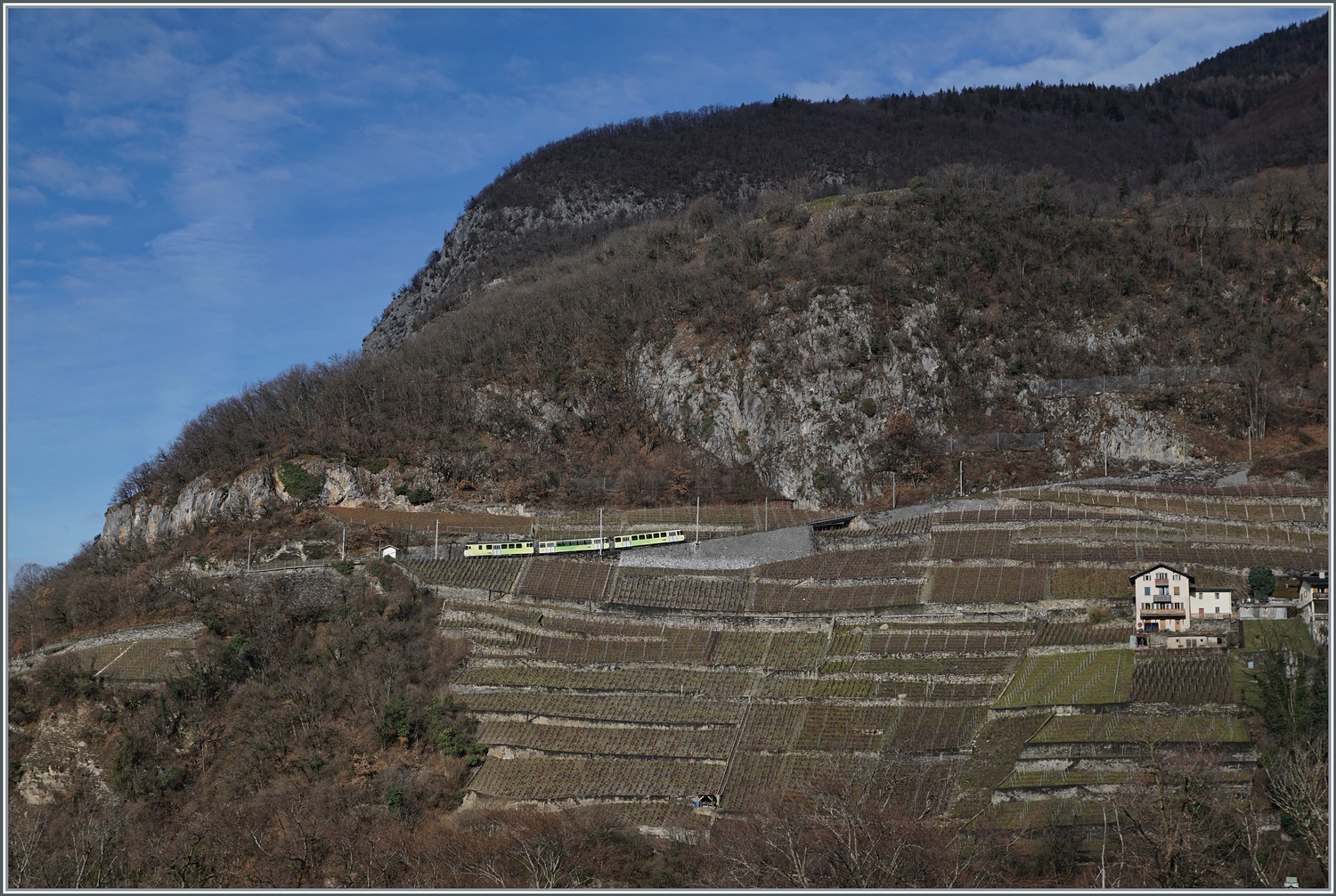 Ein A-L Zug ist in den Weinbergen oberhalb von Aigle bei Fontanney auf der Fahrt nach Leysin.

4. Jan. 2024