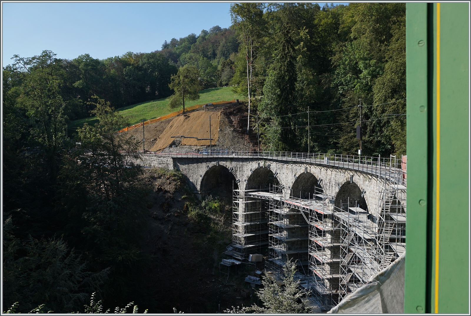 Ein Blick aus der Gegenrichtung auf den Sanierung bedürftigen Baye de Clarens Viadukt. Die Gerüstarbeiten schreiten voran und auch hier unschwer zu erkennen, der durch den Bergdruck in die Höhe gehoben zweite Pfeiler.

9. Sept. 2023