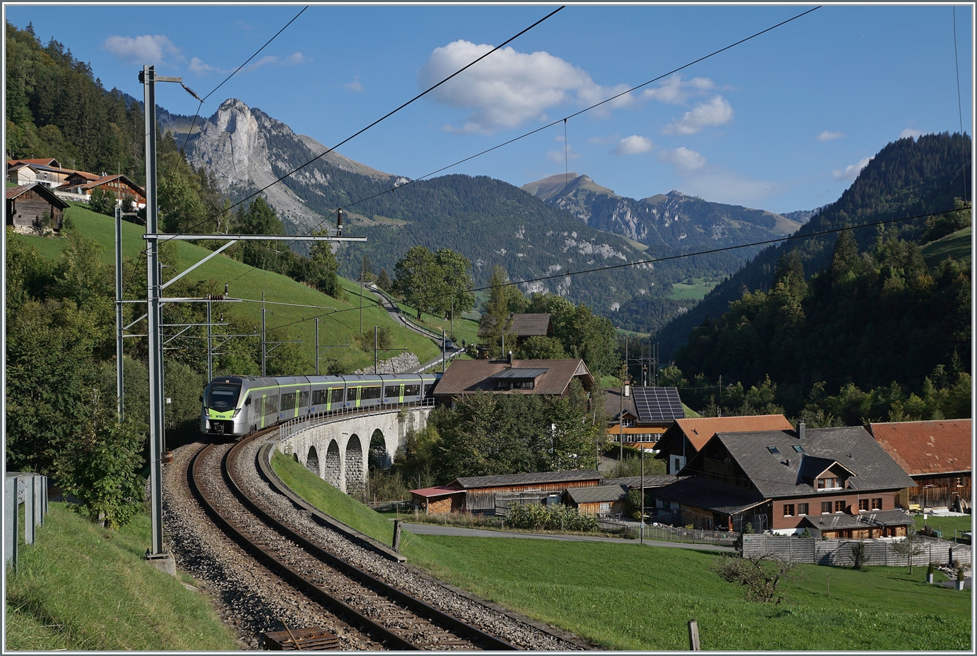 Ein BLS RABe 528  MIKA ist bei Garstatt auf dem Weg von Bern nach Zweisimmen und somit in gut einer Viertelstunde am Ziel seiner Fahrt. 

29. Sept. 2023

