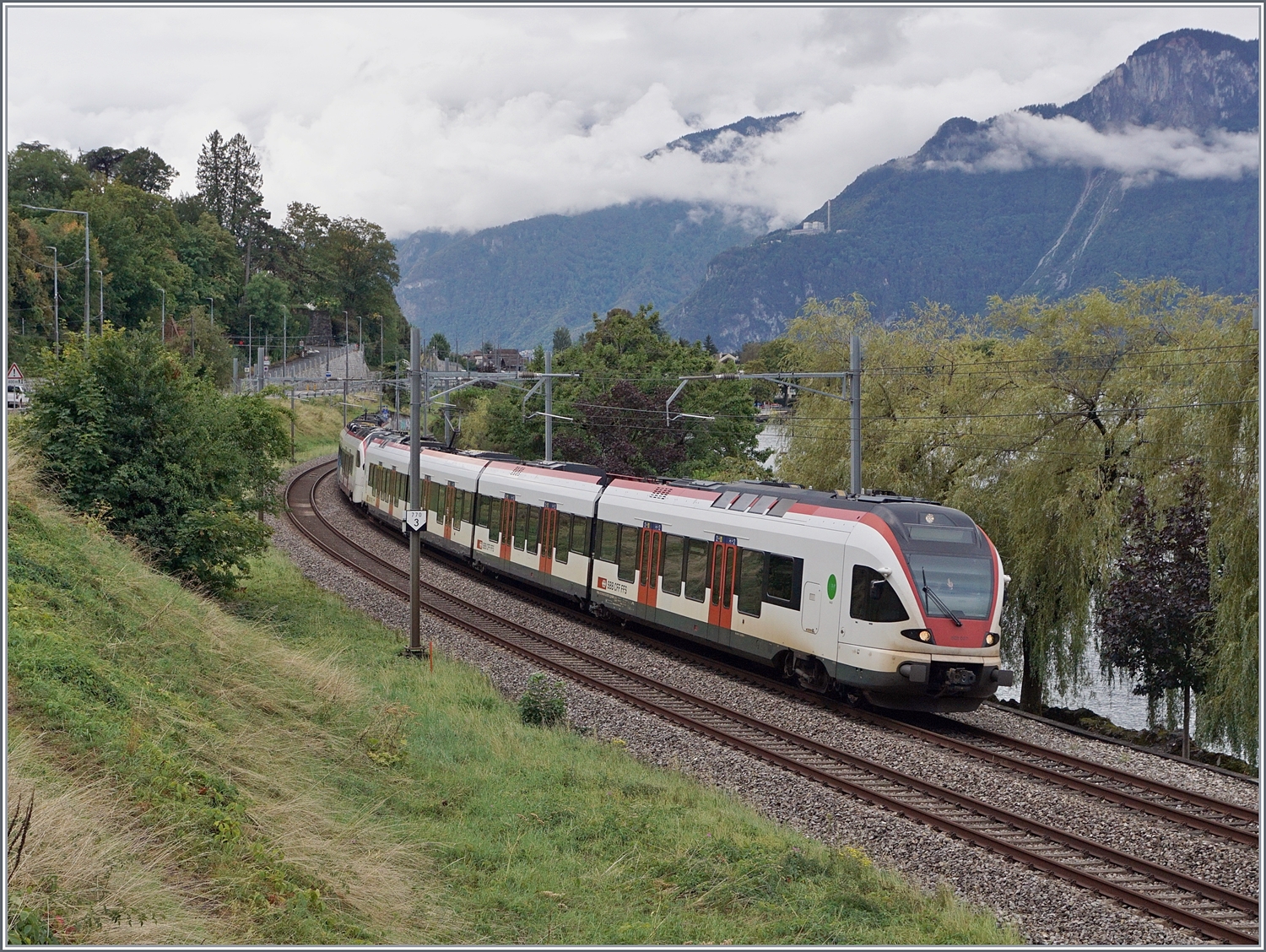 Ein gemischtes Doppel: Flirt und Flirt3 sind bei Villeneuve als S4 auf dem Weg nach Vallorbe und Le Brassus. Ärgerlich - der Nachschuss, der die beiden Züge besser gezeigt hätte konnte nicht umgesetzt werden, da der hintere Firt 3 verschmiert war.

29. Aug. 2023