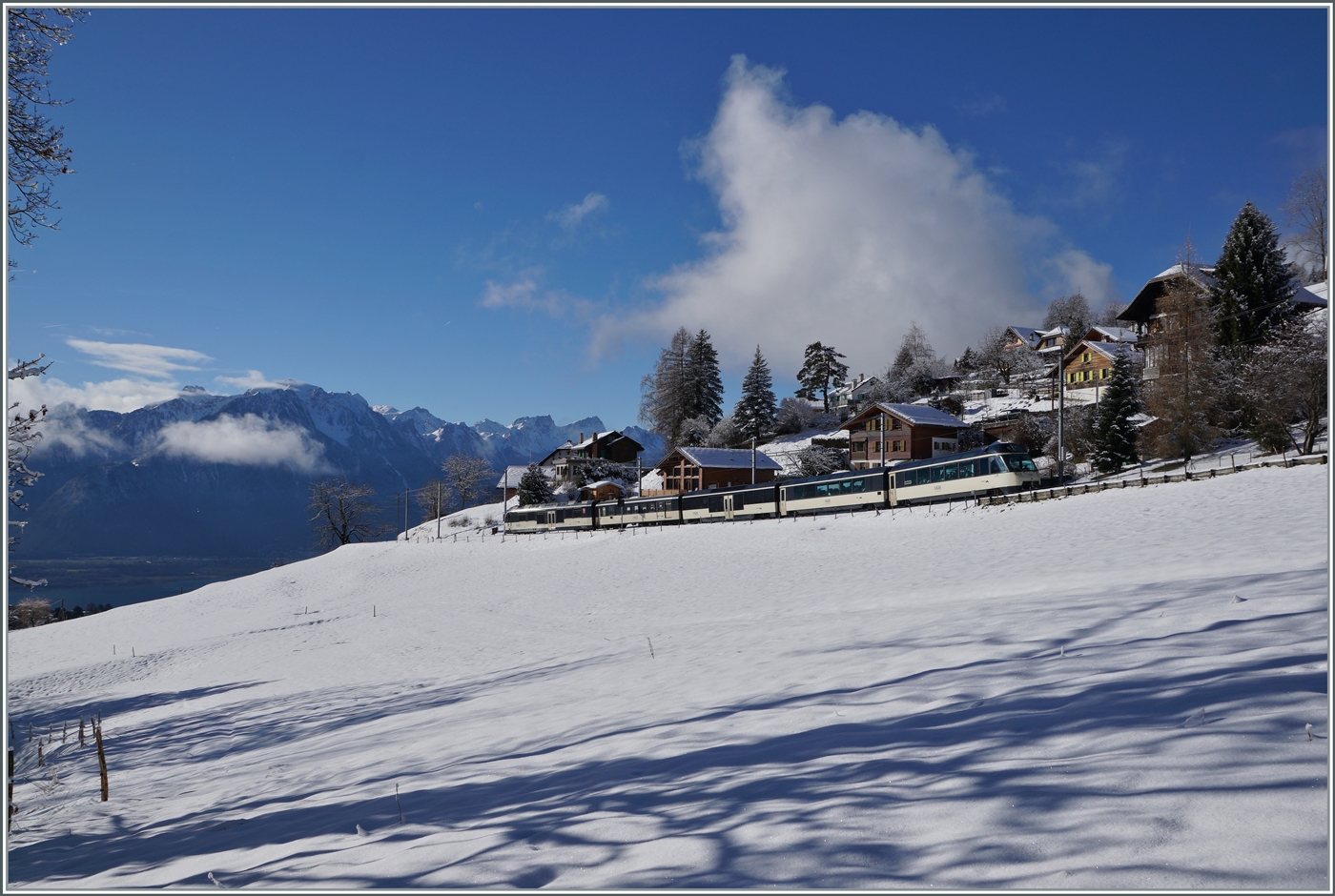 Ein MOB ABe 4/4 Serie 9000 Alpina ist bei Les Avants in einer winterlichen Landschaft unterwegs. 

3. Jan. 2025  