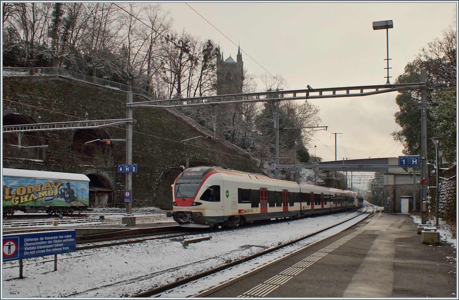 Ein Regionalzug R4 nach Aigle verlässt das verschneite Vevey. Der ausfahrende Zug besteht aus zwei SBB Flirts, einem Flirt3 an der Spitze und einem RABe 523 am Schluss. 

10. Jan. 2024