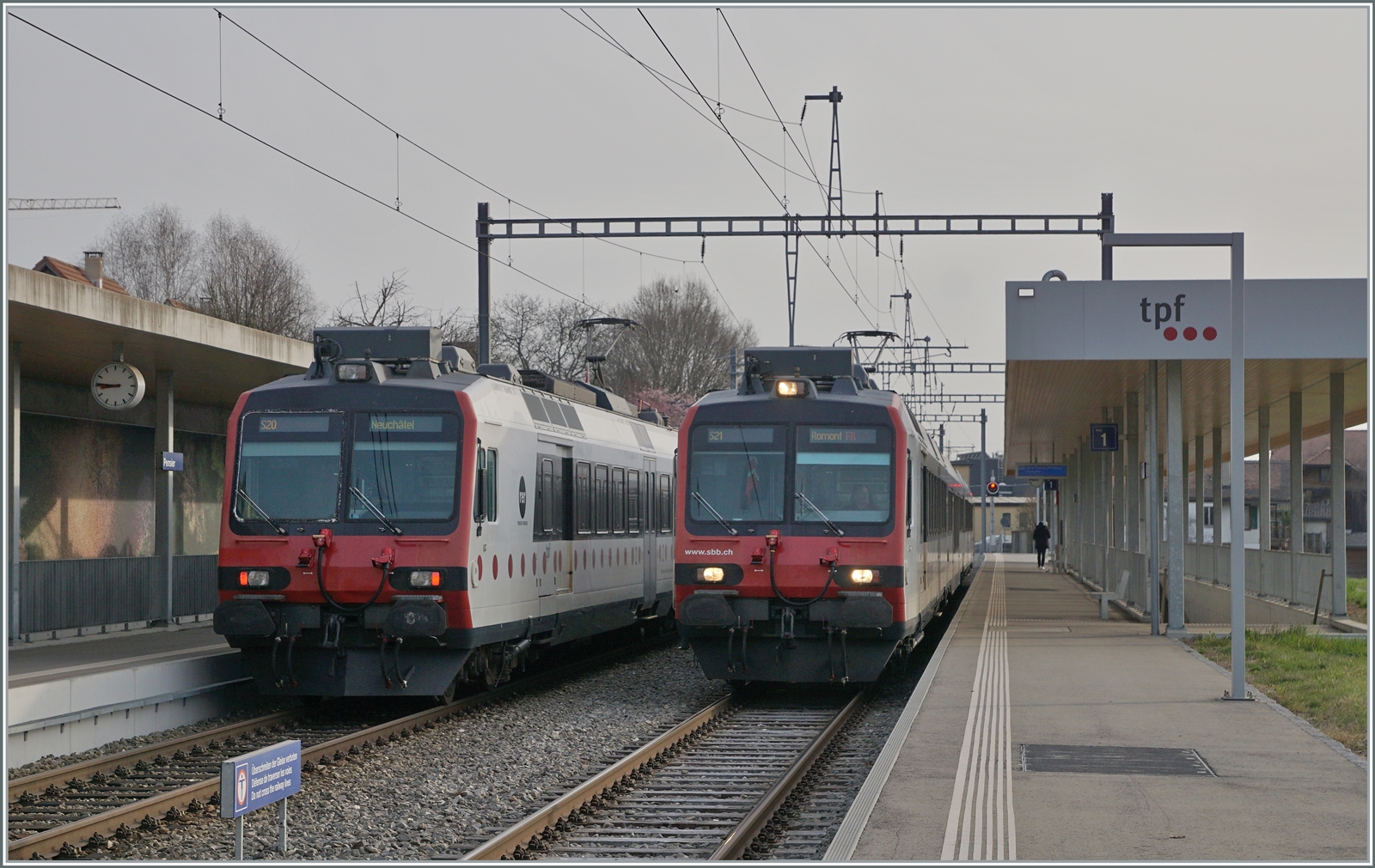Ein von der SBB an die TPF vermieteter SBB RBDe 560 und ein SBB RBDe 560 kreuzen sich in Pensier.

22. März 2022