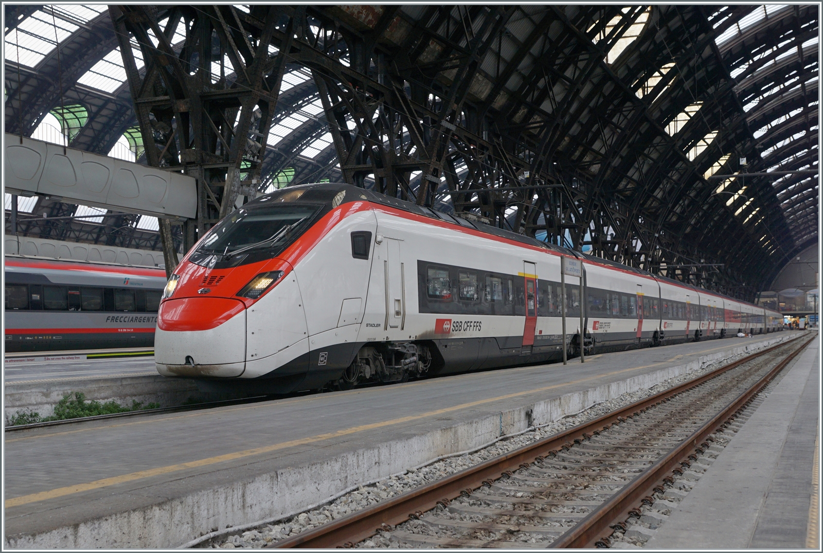 Ein SBB  Giruno  RABe 501 wartet in Milano Centrale auf die Weiterfahrt nach Venezia SL. 

08. Nov. 2022