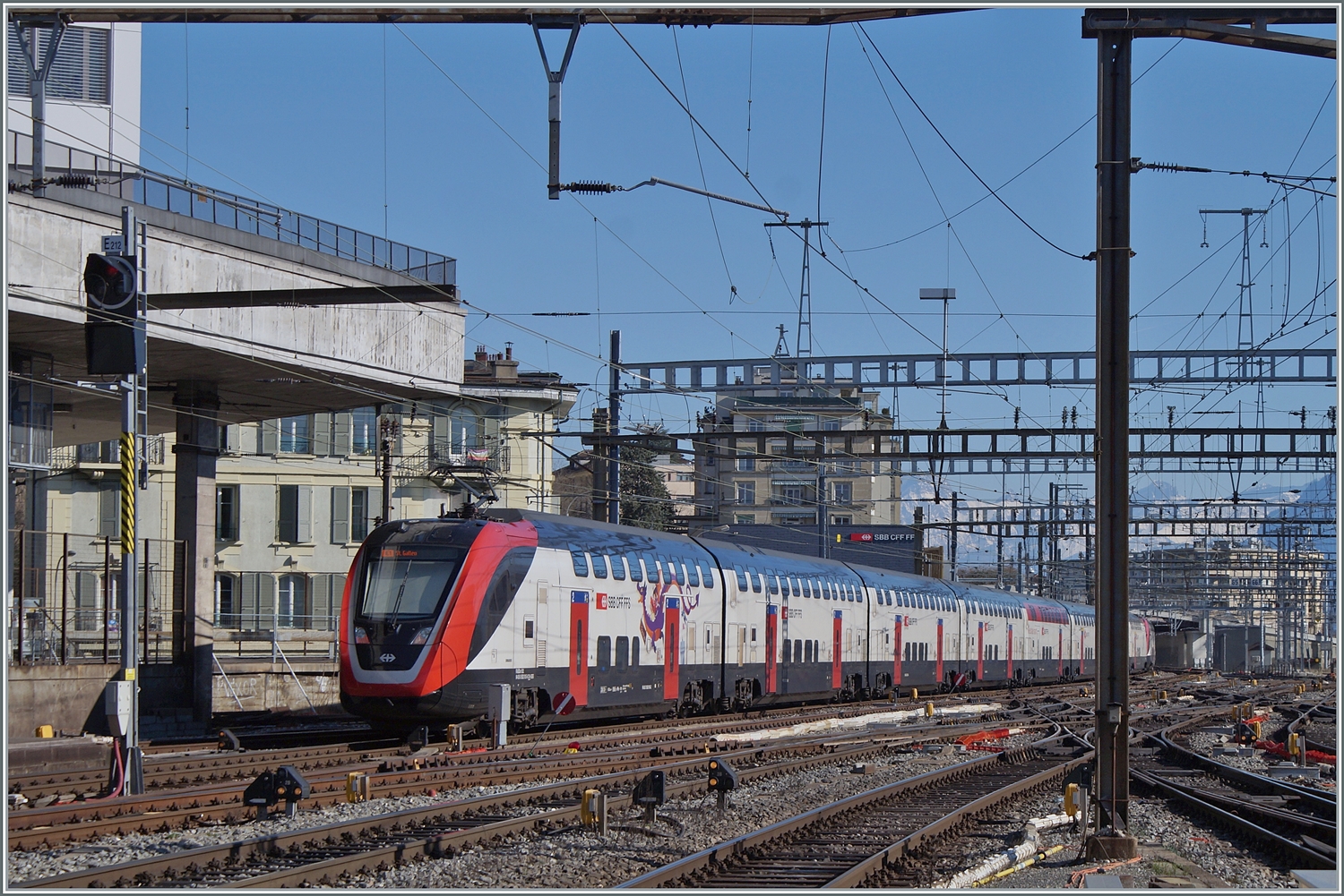 Ein SBB RABDe 502  Twindexx  verlässt als IC 1 den Bahnhof von Lausanne. Der Zug ist von Genève Aéroport nach St.Gallen unterwegs. 

7. März 2024