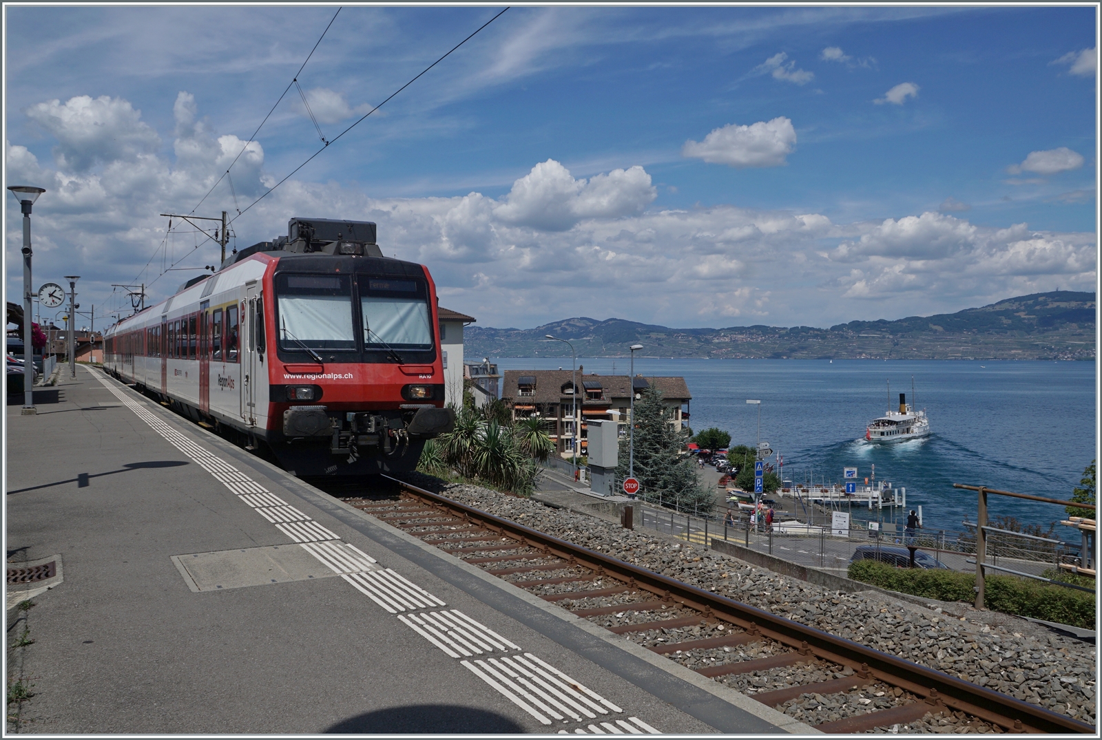 Ein SBB RBDe 560  Domino  wartet in St-Gingolph auf die Abfahrt nach Brig.

30.07.2022