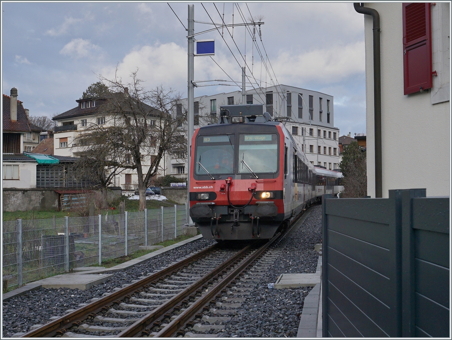 Ein SBB RBDe 560 Domino ist als RE3 nach Broc-Village kurz nach Bulle auf dem Dreischienengleis unterwegs. 

22.Dez. 2022