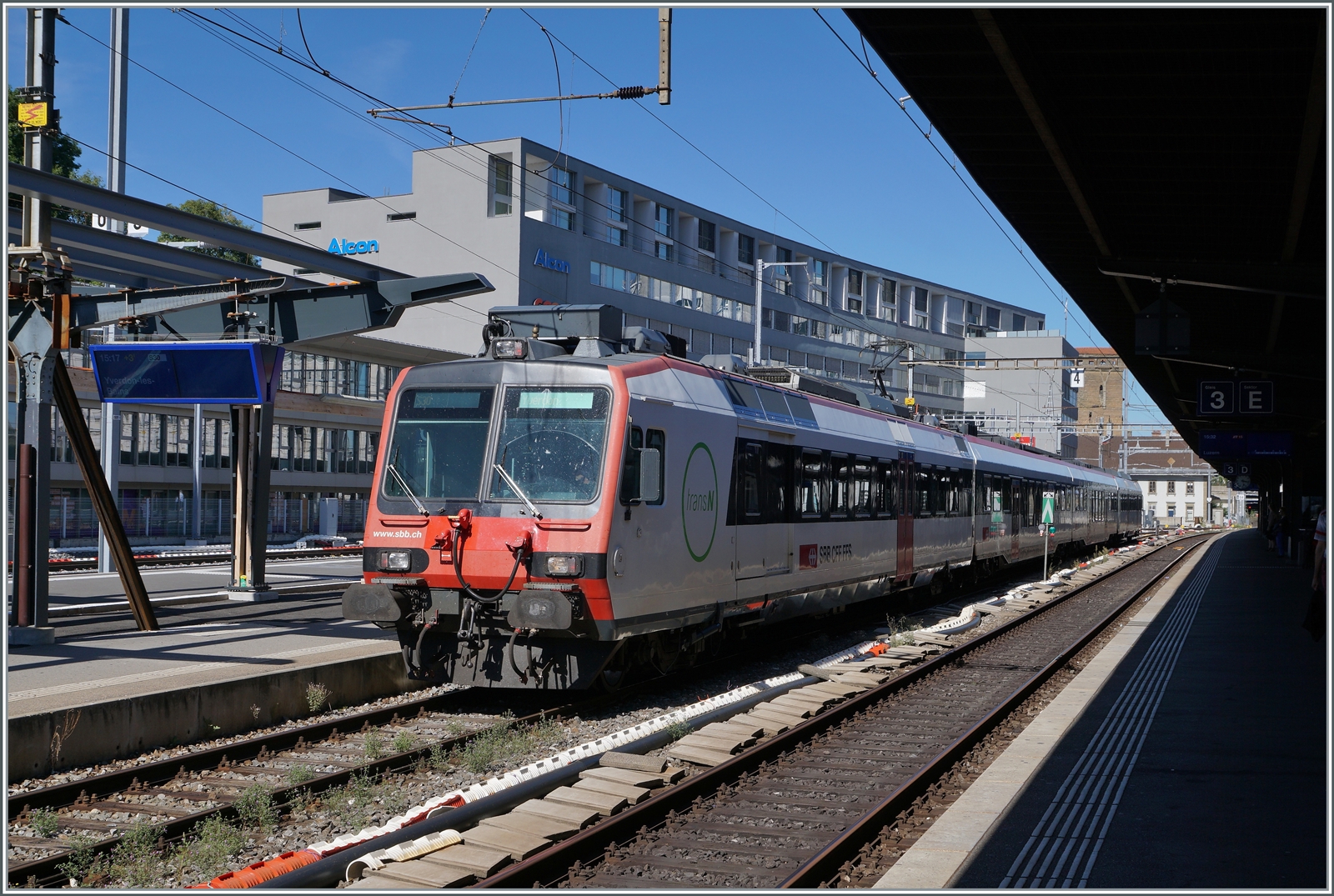 Ein SBB RBDe 560 mit TransN-Logo wartet in Fribourg auf die Abfahrt nach Yverdon. 

12. Sept. 2022
