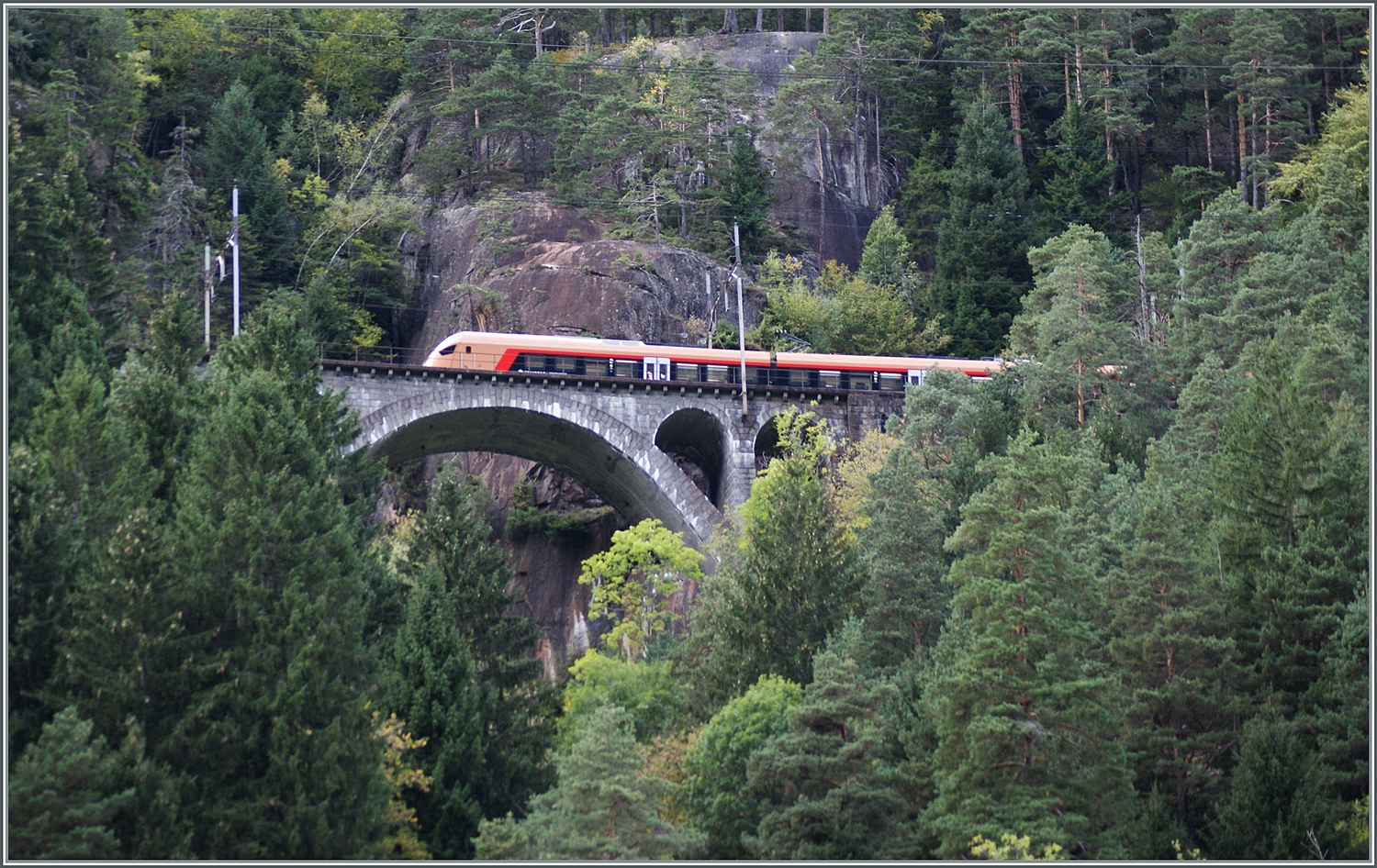 Ein SOB RABe 526  Traverso  ist als  Treno Gottardo  auf oberen Meienreussbrücke unterwegs.

12. Okt. 2023