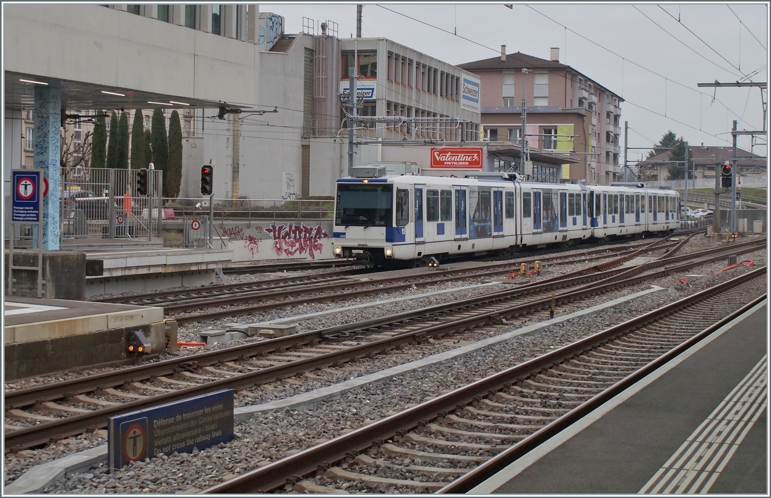 Ein TL TSOL M1 Zug mit zwei Be 4/6 558 Triebwagen erreicht Renens VD. Besonders der der eine der beiden Triebwagen fällt mit einer sonderbaren Nummer auf: Be 4/6 558 205-01. Der andere trägt die Nummer Be 4/6 558 215-0.

29. Feb. 2024