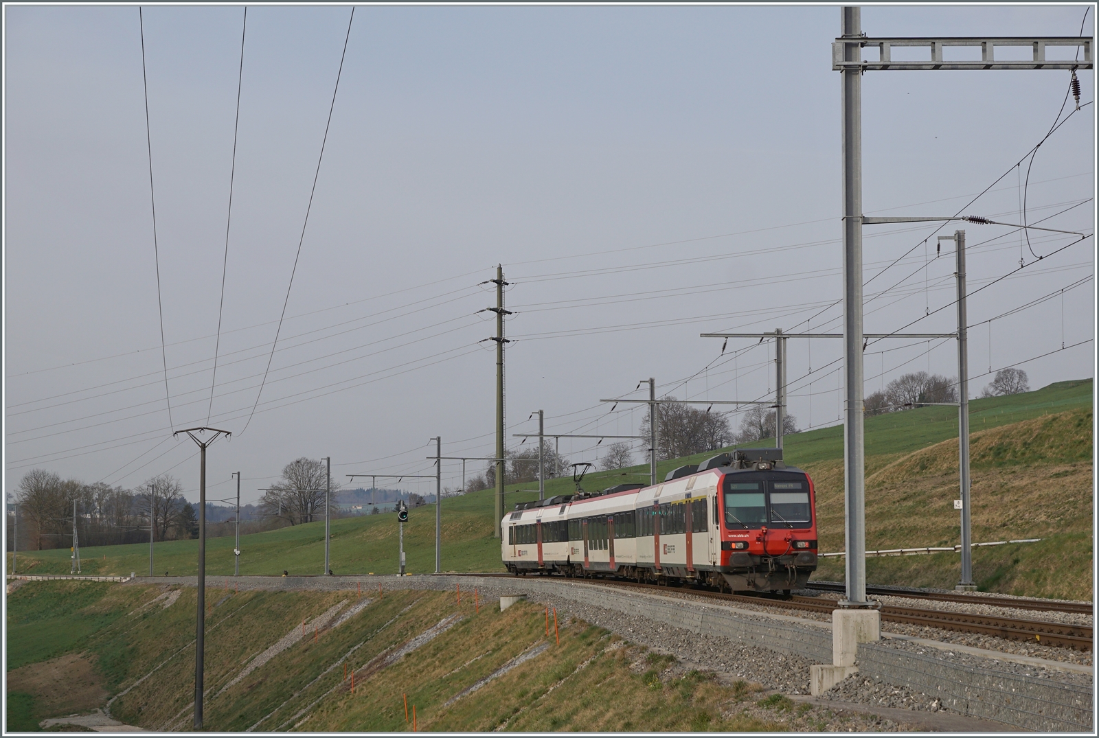 Ein von der TPC gemieteter SBB Domino verlässt die neu gestaltete Station Pensier in Richtung Fribourg. 

29. März 2022