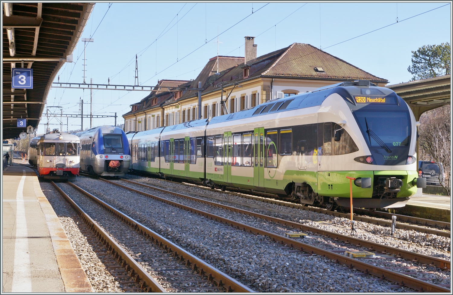 Eine kleine Triebwagenparade in Le Locle: Auf Gleis 1 steht der SBB RABe 523 077 der langfristig an die TRN/TransN vermietet wurde, er wird um 11:20 als Regio 20 6331 nach Neuchâtle fahren. Auf Gleis 2 ist der SNCF Z 76715 als TER 18107 von Besançon-Viotte nach La Chaux-de-Fonds unterwegs und wird seinen Bahnsteig 2 hinter dem der TRN BDe 4/4 N° 3 erreichen. Der ex cmn BDe 4/4 N° 3 (Jahrgang 1950) wartet seinerseits auf die Abfahrt als R 24 14 nach Les Brenets.

3. Februar 2024