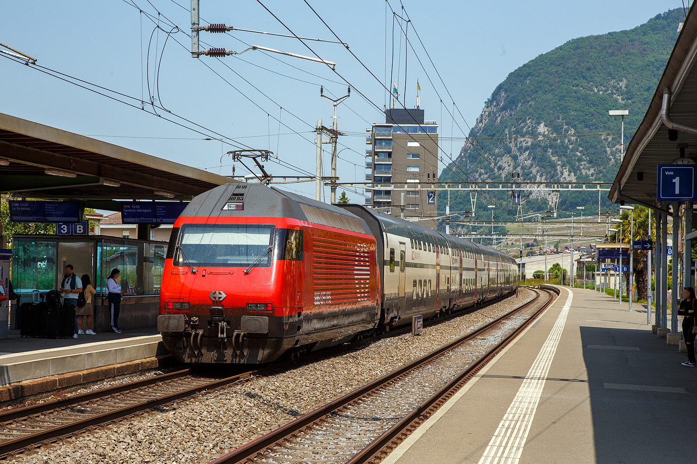 Eine Lok 2000 schiebt eine IC 2000 Garnitur....
Die SBB Re 460 085-4  Pilatus   (91 85 4 460 085-4 CH-SBB) schiebt, einen IC2000 Wagenzug, als  IR 90 (Brig – Lausanne - Genève-Aéroport) vom Bahnhof Aigle weiter in Richtung Lausanne bzw. Genève (Genf). 

Die Lok2000 wurde 1992 von der SLM in Winterthur (Schweizerischen Lokomotiv- und Maschinenfabrik) unter der Fabriknummer 5562 gebaut, der elektrische Teil ist von der ABB (Asea Brown Boveri). Seit 2015 durchlaufen die Loks im SBB Werk Yverdon-les-Bains (VD) das vollständige Modernisierungs-/Refit-Programm LOK2000. So sollen die Loks fit für die nächsten 20 Jahre sein, zudem werden durch alle 119 SBB Re 460 Lokomotiven so etwa 30 Gigawattstunden Energie eingespart.