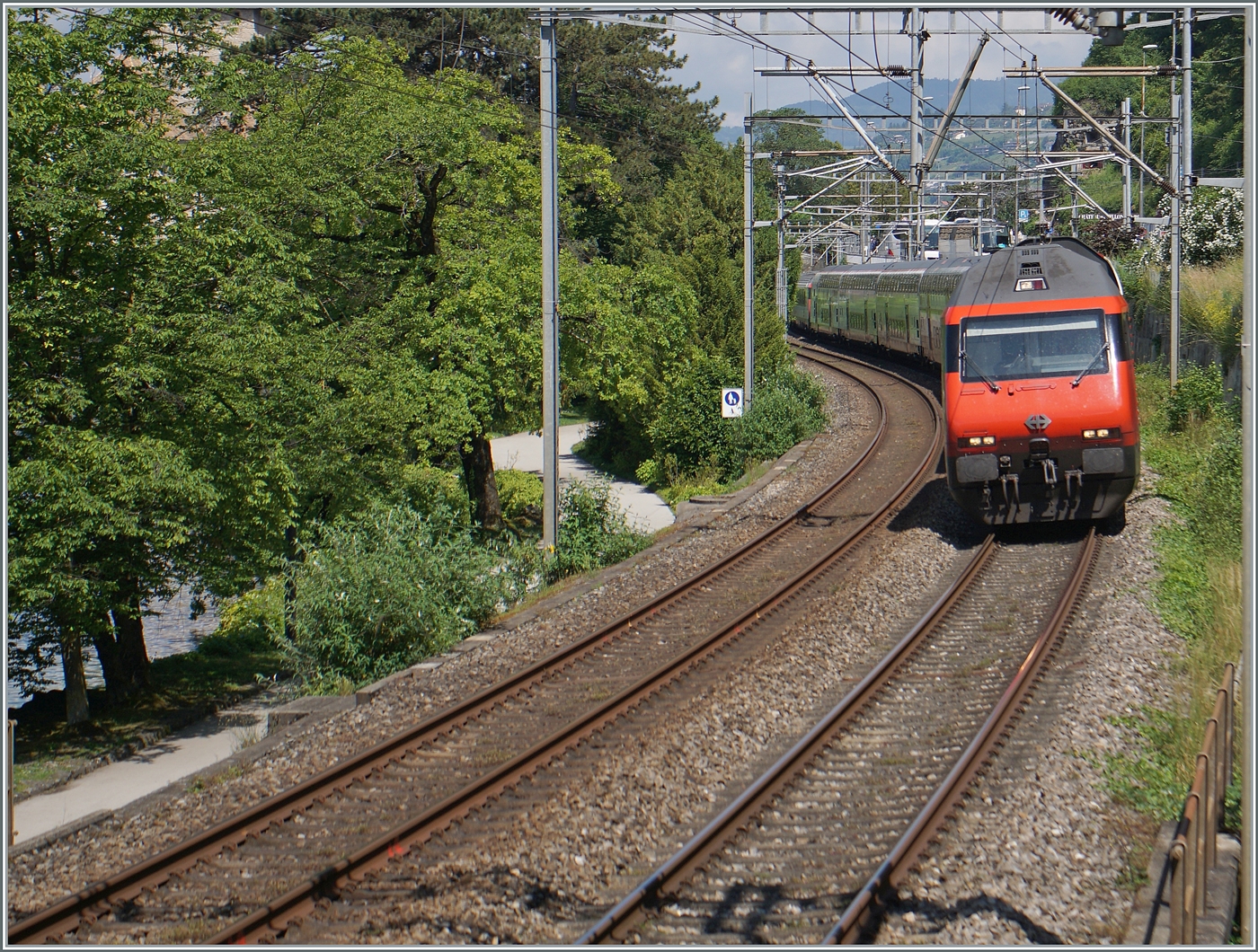 Eine SBB Re 460 fährt mit ihrem IR 90 hinter dem Château de Chillon vorbei in Richtung Wallis. 

4. Juni 2024 
