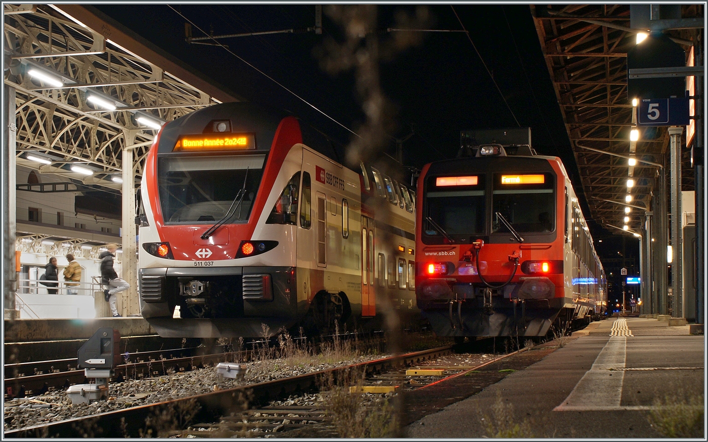Einige R und RE Züge zeigten statt der Bestimmung-Station die gern entgegengenommen Neujahrswünsche  Bonne Année 2024!!!  Eine gute Idee. 

Der SBB RABe 511 037 wartet in Vevey auf die Rückfahrt nach Annemasse. 

1. Januar 2024