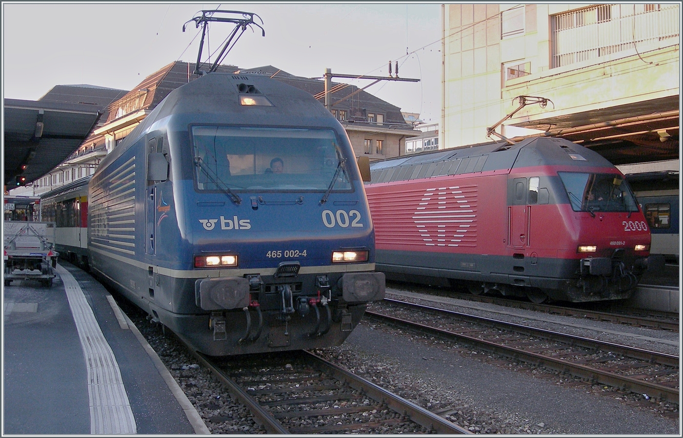 Einträchtig ziehen eine BLS Re 465 und eine SBB Re 460 Reisezüge des Fernverkehrs, wie in der guten, alten Zeit: Die BLS Re 465 002-4 mit IR 1735 nach Brig und SBB Re 460 091-2 mit IC 735 nach St. Gallen sind bei der gleichzeitigen Abfahrt (16:20) in Lausanne zu sehen.

1. Januar 2009