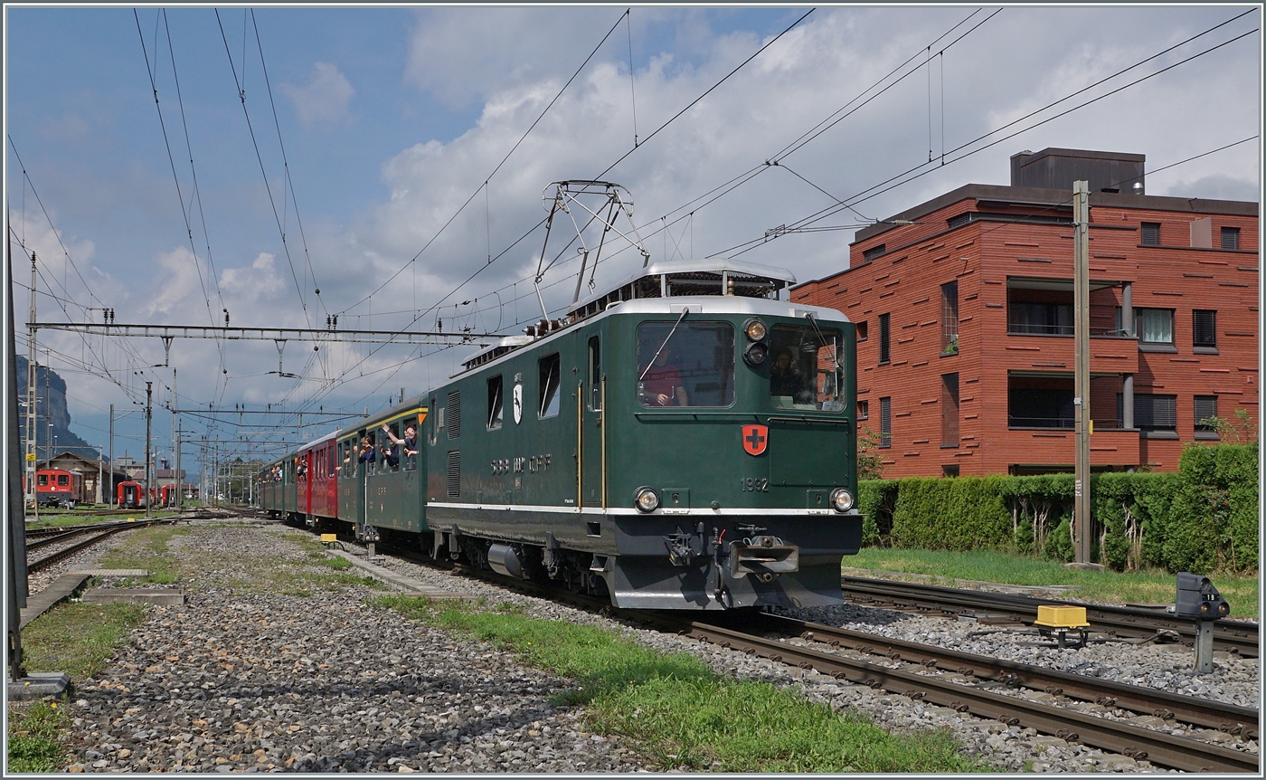 Endlich wieder einmal ein  echter  Brünig-Bahn-Zug in Meiringen! Die SBB HGe I4/4 1992 Giswil erreicht mit ihrem Extrazug zum  Jubiläum  20 Jahre Zentralbahn  den Bahnhof von Meiringen. Die Lok mit dem typischen SBB-Gesicht ähnlich einer Ae 6/6 oder Re 4/4 II wurde mit der HGe 4/4 1991 im Jahre 1954 beschafft, um auf der Bergstrecke der Brünigbahn die Dhe 4/4 zu entlasten. Die Lok ist so stark, dass sie einerseits den Namen  Muni  bekam, andererseits das Getriebe der Lok den vielen PS nicht ganz gewachsen war.  Muni  bedeutet soviel wie bulliger Stier. Vor gut 43 Jahren konnte ich eine SBB Brünig Bahn HGe 4/4 fotografierten, nun kam ich endlich wieder in den Genuss, die formschöne Lok bildlich festzuhalten.

23. August 2025