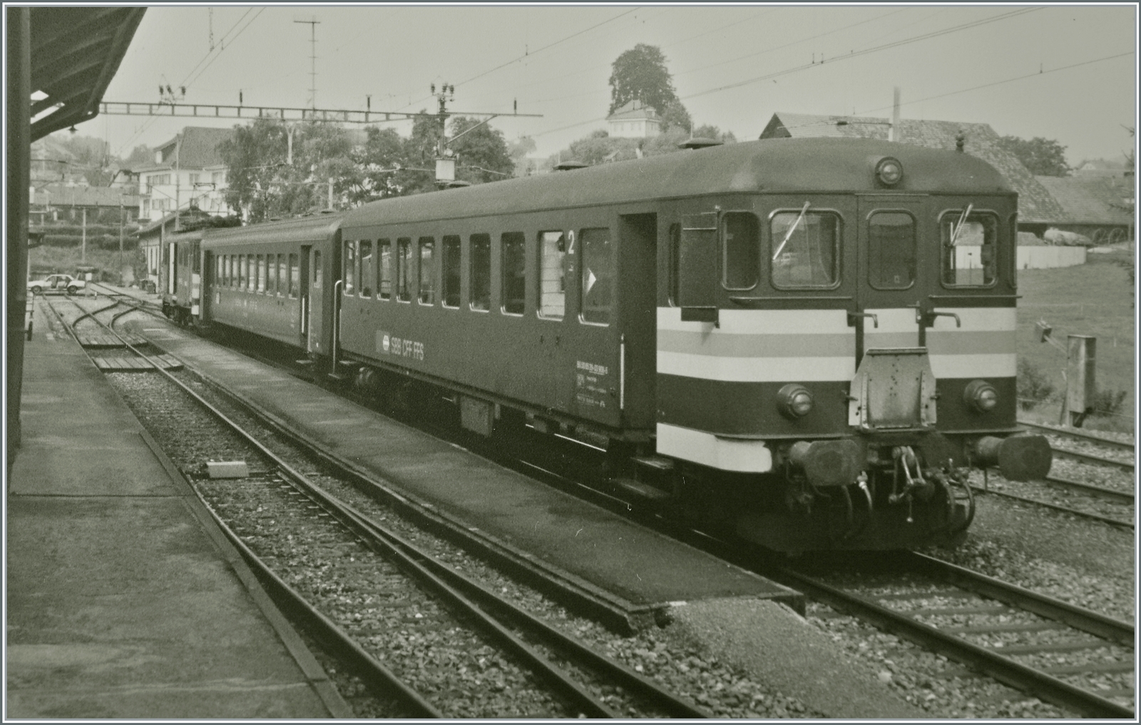 Erstmal noch als S/W Version: In Beromünster wartet der  Münster-Pendel  auf die Rückfahrt nach Beinwil am See. An der Spite des Zuges ein Bti Steuerwagen. Der Mittelwagen ist ein EW II und die Traktion übernimmt der De 4/4 1668. 
 
Analogbild vom Sommer 1987