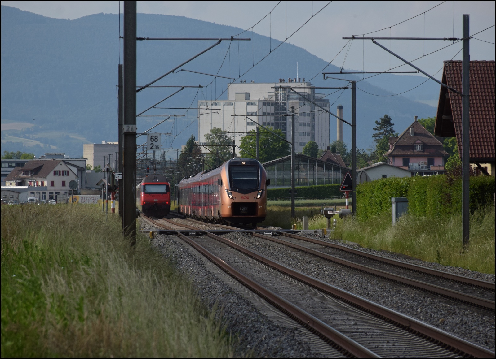 Fernverkehrstag auf der Altstrecke.

Via Burgdorf gibt es zumeist nur noch Güterverkehr, Nahverkehr und überregionale Züge nach Bern. Das Flirtpärchen RABe 526 111/211 der SOB ist seit nicht allzulanger Zeit für Letzteres zuständig. Gerade ist es dem Fernverkehrszug mit Re 460 016 begegnet. Bettenhausen, Juni 2023.
