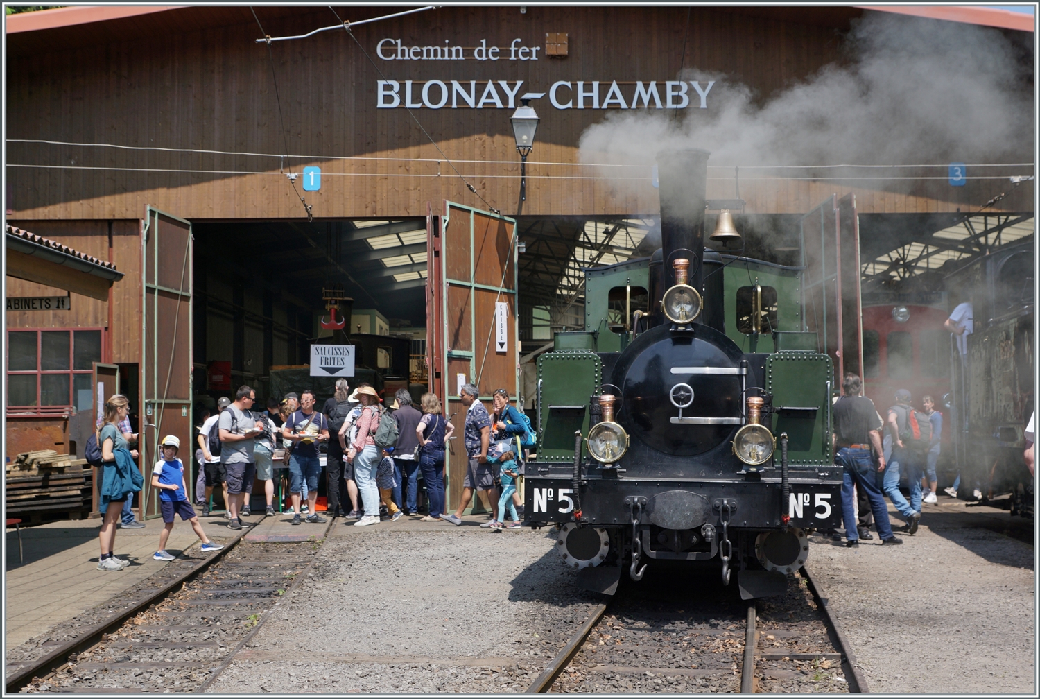 Festival Suisse de la vapeur (Schweizer Dampffestival) 2023 - Immer wieder faszinierend, dass eine 1890 gebaute Lok heute noch funktioniert. Die LEB G 3/3 N° 5 der Blonay - Chamby Bahn dampf zufrieden vor sich hin.   

29. Mai 2023 