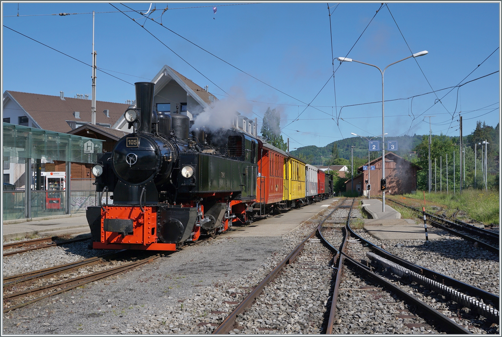Festival Suisse de la vapeur 2024 / Schweizer Dampffestival 2024 der Blonay-Chamby Bahn - Die beiden Blonay-Chamby Bahn Dampflokomotiven BFD HG 3/4 N° 3 an der Zugsspitze und die SEG G 2x 2/2 105 am Zugschluss warten in Blonay mit ihrem Extrazug nach Vevey auf die Abfahrt.

19. Mai 2024