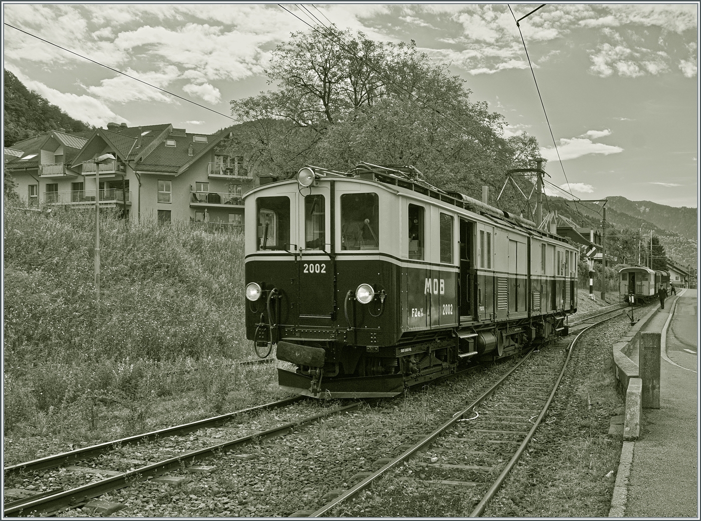 Festival Suisse de la vapeur 2024 / Schweizer Dampffestival 2024 der Blonay-Chamby Bahn - der herrlich restaurierte MOB FZe 6/6 2002 der Blonay Chamby Bahn hat ihren in Blonay angekommen Zug in die leicht ansteigende Strecken zurückgeschoben, von wo aus der Zug, nachdem der Gepäcktriebwagen auf ein Nebengleis gefahren ist, in den Bahnhof zurückrollen wird. In der Folge wird der FZe 6/6 2002 sich an die Spite der Komposition setzen und den Zug nach Chamby ziehen. 

19. Mai 2024