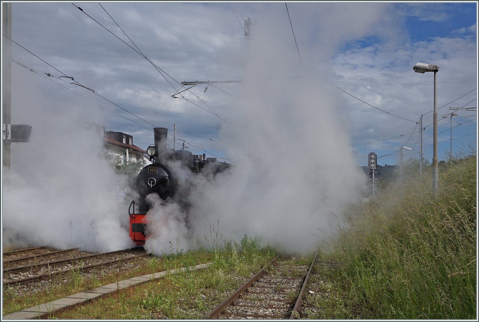 Festival Suisse de la vapeur 2024 / Schweizer Dampffestival 2024 der Blonay-Chamby Bahn - und dazu passt ein Bild mit viel Dampf doch recht gut: Die beiden Blonay-Chamby Bahn Dampflokomotiven BFD HG 3/4 N° 3 an der Zugsspitze und die SEG G 2x 2/2 105 am Zugschluss verlassen mit ihrem Extrazug nach Vevey den Bahnhof von Blonay.

20. Mai 2024