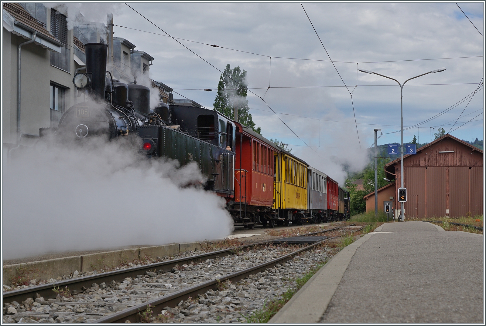 Festival Suisse de la vapeur (Schweizer Dampffestival 2024) - Immer besonders eindrücklich sind die direkten Züge von Vevey nach Chaulin welche recht früh nach Vevey überführt werden und ab Blonay genutzt werden können. In der Regel wird auf der Hinfahrt im  Sandwich  gefahren. Mit viel Dampf verlässt der Zug mit der G 2x 2/2 105 am Zugschluss Blonay.

19. Mai 2024