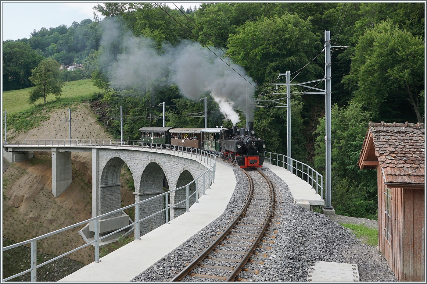 Festival Suisse de la vapeur (Schweizer Dampffestival 2025) -  Die SEG G 2x 2/2 105 mit einen Dampfzug auf der Fahrt von Blonay nach Chaulin auf dem Baye de Clarens Viadukt unterwegs.

8. Juni 2025