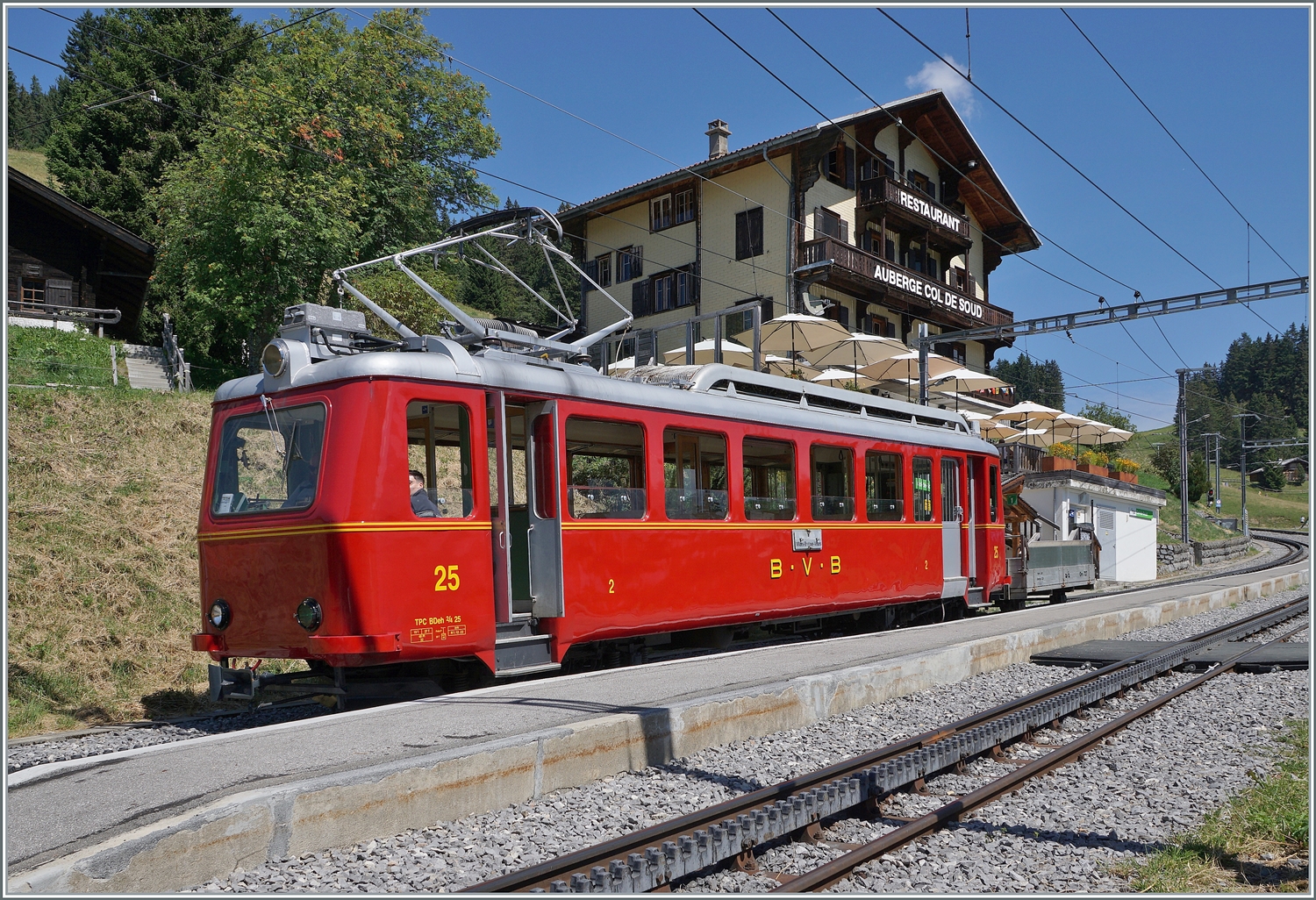 Für das 125 Jahre Jubiläum der Bex Villars Col de Bretaye Bahn (BVB) wurde der 1944 in Betrieb genommen Triebwagen BDeh 2/4 N° 25 in der ursprünglichen BVB Farbgebung lackiert. Der  Flèche  absolviert nun Jubiläums-Sommer an einigen Tagen eine Hin- und Rückfahrt von Villars-sur-Ollon zum Col de Bretaye. Das Bild zeigt den BDeh 2/4 25 beim Halt in Col-de-Soud. 

19. August 2023