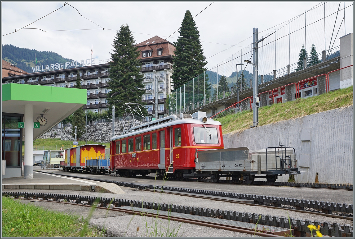 Für das 125 Jahre Jubiläum der Bex Villars Col de Bretaye Bahn (BVB) wurde der 1944 in Betrieb genommen Triebwagen BDeh 2/4 N° 25 in der ursprünglichen BVB Farbgebung lackiert. Der  Flèche  absolviert nun im Jubiläums-Sommer an einigen Tagen eine Hin- und Rückfahrt von Villars-sur-Ollon zum Col de Bretaye. Das Bild zeigt den BDeh 2/4 25 in Villars vor der Abfahrt zum Col-de-Bretaye. 

19. August 2023 