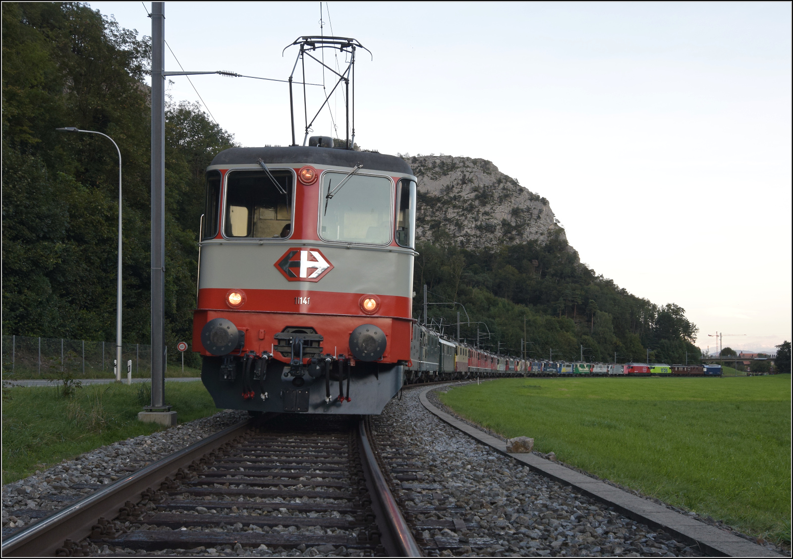 Grosses BoBo-Treffen in Balsthal - Prolog.

60 Jahre Re 4/4 II in der Schweiz, das musste mit einem Fest gewürdigt werden. Die OeBB nahm sich der Aufgabe an und so strömte man zum rundum gut kuratierten Fest nach Balsthal und in die Klus. In der Äusseren Klus gab es Gelegenheit wohlsortiert die meisten Vertreter in einem Zug zu sehen. Die Überraschungslok Re 4/4 II 11141 führt den Reigen an. Doch davon mehr im Verlauf der Kategorie http://igschieneschweiz.startbilder.de/name/galerie/kategorie/schweiz~sonderfahrten-und-bahnfeste~2024-60-jahre-re-44-ii-in-der-schweiz.html

Oensingen, September 2024.