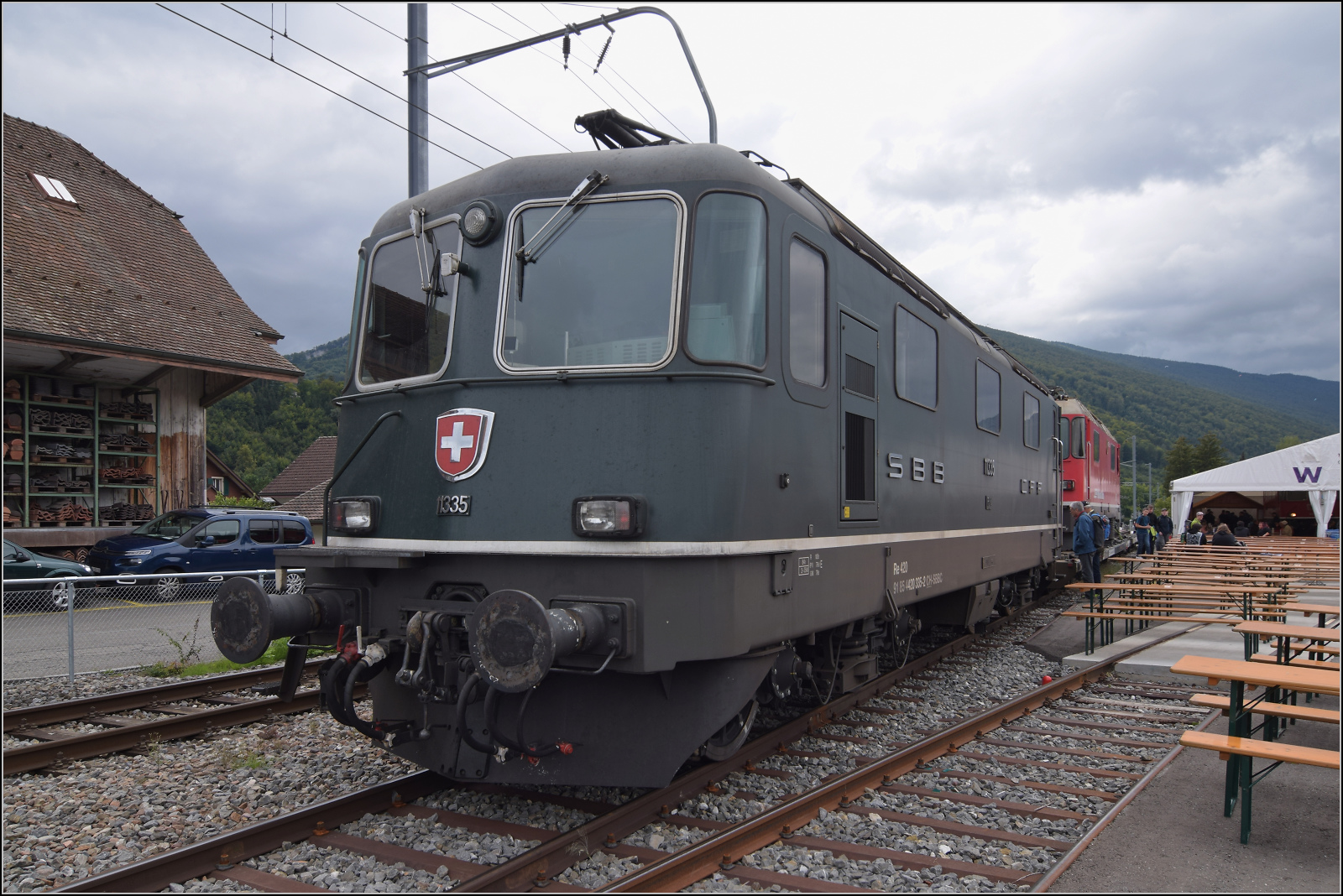 Grosses BoBo-Treffen in Balsthal - die Teilnehmerinnen:

Die Re 4/4 II 11335 ist die wiederergr�nte Re 4/4 II von SBB Cargo. Sie entstammt der vorletzten Serie dieser Loks und ist mit  nur  45 Jahren fast schon ein Jungspund und somit 10 Jahre j�nger als die SBB-Re 4/4 III mit den h�heren Nummern. Balsthal, September 2024.