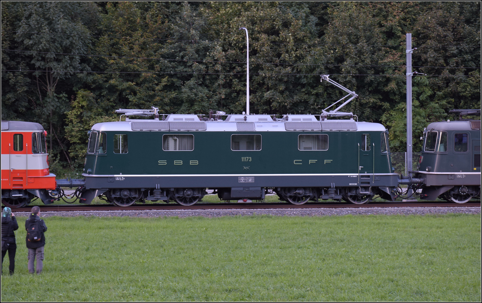 Grosses BoBo-Treffen in Balsthal - die Teilnehmerinnen:

Mein Star ist Re 4/4 II 11173 der DSF im gr�nen Gewand. Bei dieser Lok wurde mit sehr viel Liebe zum Detail der Originalzustand hergestellt. Manche Dinge sieht man kaum, aber sie tragen zum stimmigen Aussehen bei, wie etwa die Fortsetzung des weissen Zierstreifens durch ein Riffelblech an der Lokfront. �ussere Klus, September 2024.