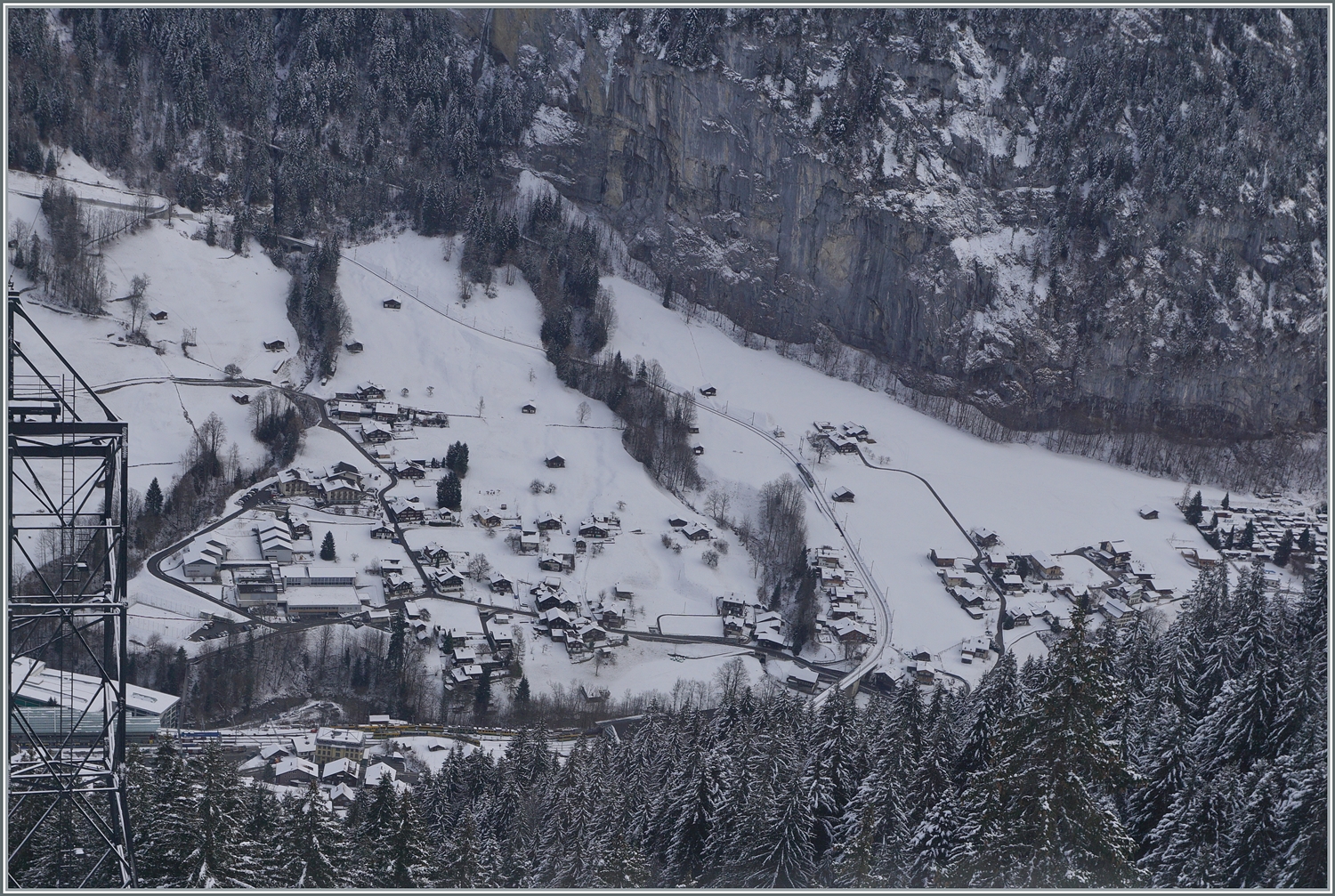 Ich bin auf der BLM unterwegs, genauer gesagt in der Luftseilbahn und der Blick gleitet ins Tal, nach Lauterbrunnen. Etwa in Bildmitte ist der WAB BDhe 4/4 115 mit seinem Uaikt 821 in der Ausweichstelle Witinmatte zu erkennen, der auf eine Gegenzug warten muss. 

16. Jan. 2024