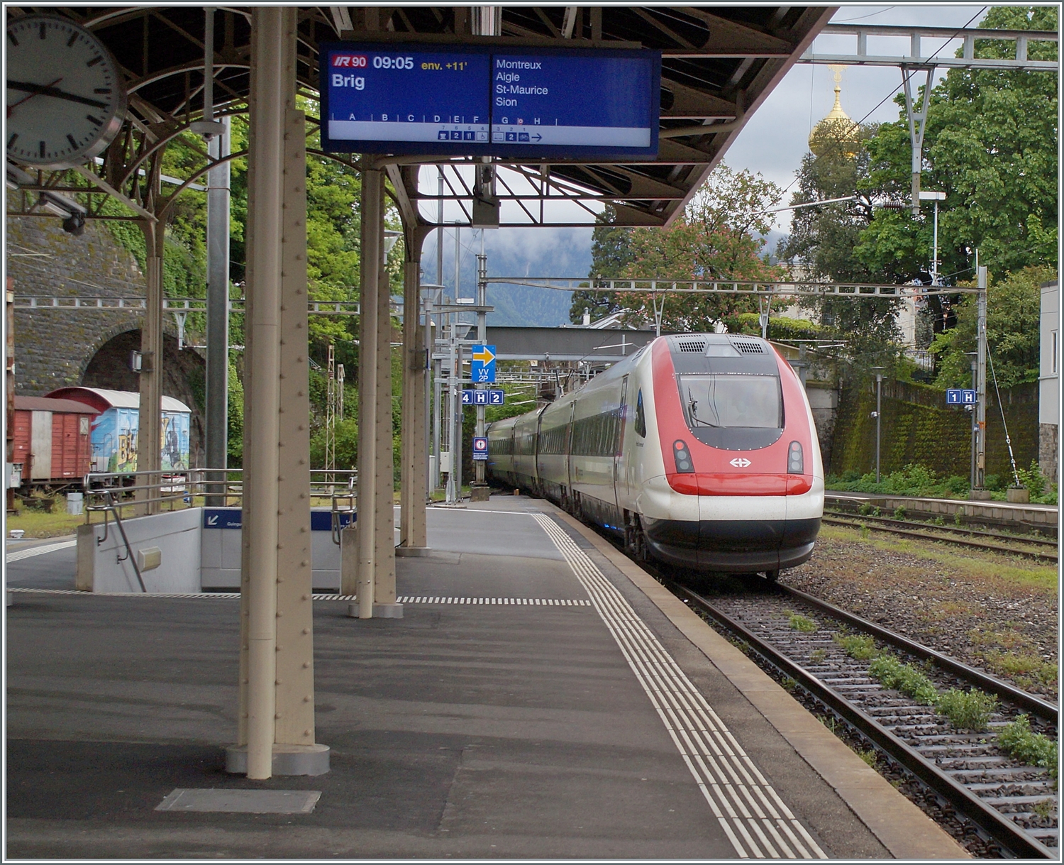 ICN Einsätze auf der Simplon Linie sind sehr selten, am 10. Mai 2023 war es wieder einemal soweit, ein ICN war in einem IR 90 Umlauf auf der Fahrt nach Birg und konnte beim Verlassen von Vevey fotografiert werden.

10. Mai 2023