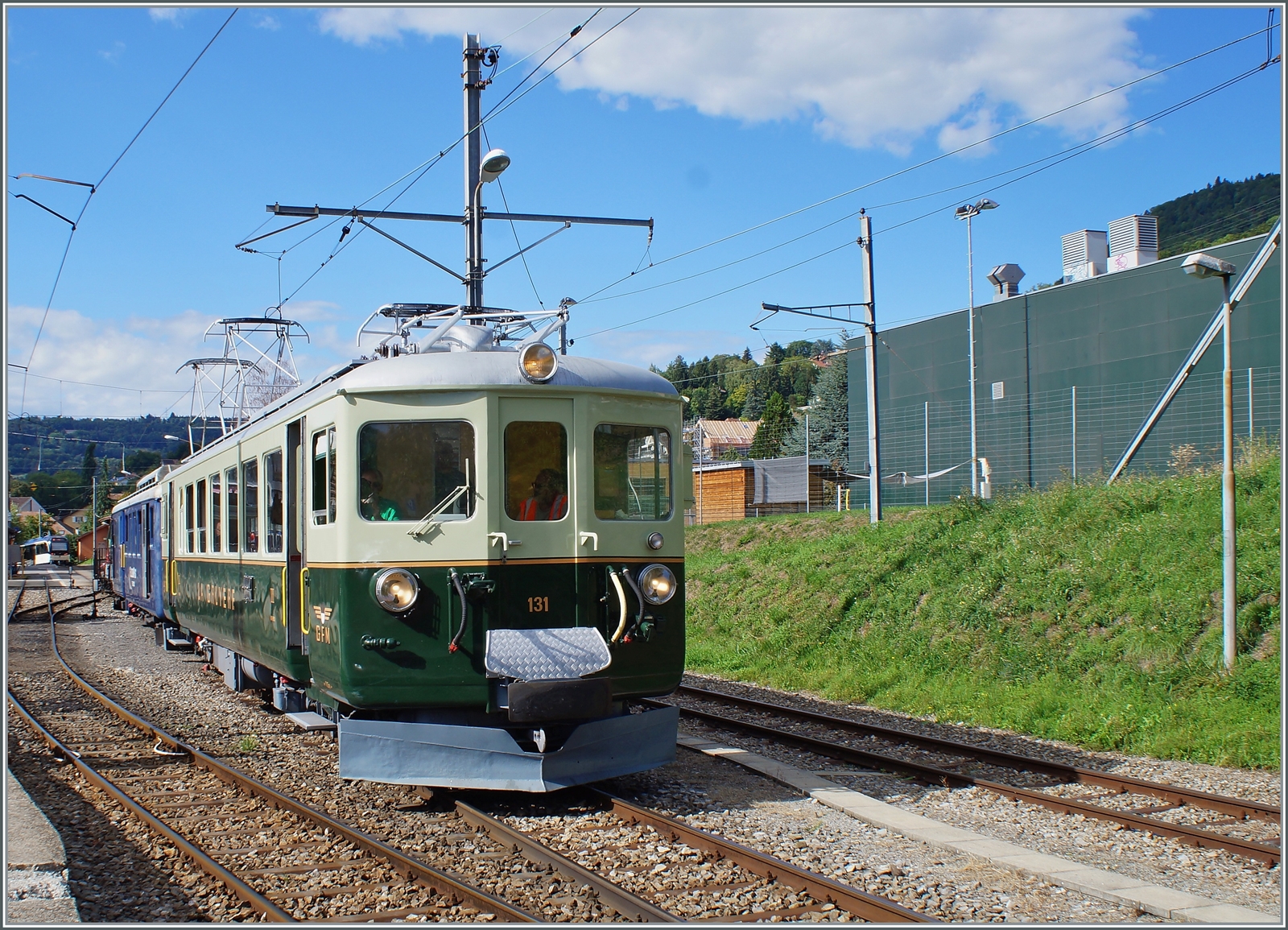  Il était une fois... les années 40 / Es war einmal: die 40er Jahre  - ein Einstimmungsbild für das traditionelle Blonay-Chamby September Wochenende, welches dieses Jahr am 10./11. Sept. 2022 stattfindet. 
Der GFM Ce 4/4 131 mit einem MOB BDe 4/4 warten in Blonay auf die Abfahrt in Richtung Chaulin.

9. Sept. 2022