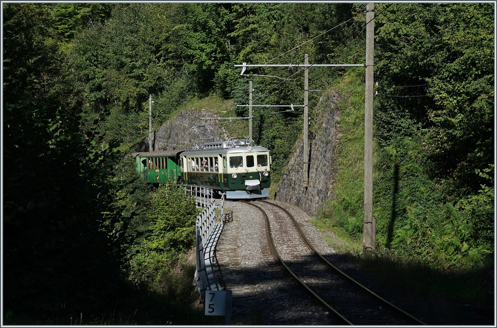  Il était une fois... les années 40 / Es war einmal: die 40er Jahre  - Die Schatten werden länger, der Tag neigt sich dem Ende zu als der GFM Historic Ce 4/4 131 mit seinem Zug durch die Baye de Clarens Schucht in Richtung Chaulin rollt. 
Einmal mehr bot die B-C ein faszinierenden Themenwochenende. Und trotz recht vieler Fotografen war durch rechtzeitige Verständigung das Fotografieren ein Freude. 

11. Sept. 2022