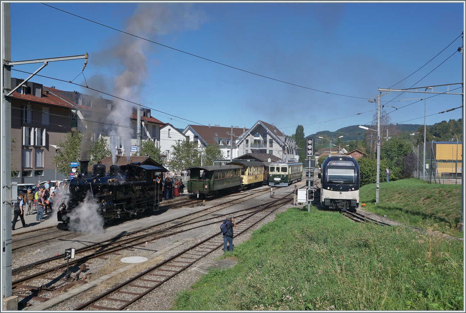  Il était une fois... les années 40 / Es war einmal: die 40er Jahre  - Eine Reise in die Vergangenheit, und damals dampfte es noch kräftig, wenn auch die Kohle kaum zu bekommen war.
Das Bild zeigt die BDF HG 3/4 N° 3 und als Kontrast zur  Jetztzeit  einen ausfahrenden CEV MVR ABeh 2/6 in Blonay.

10. Sept. 2022