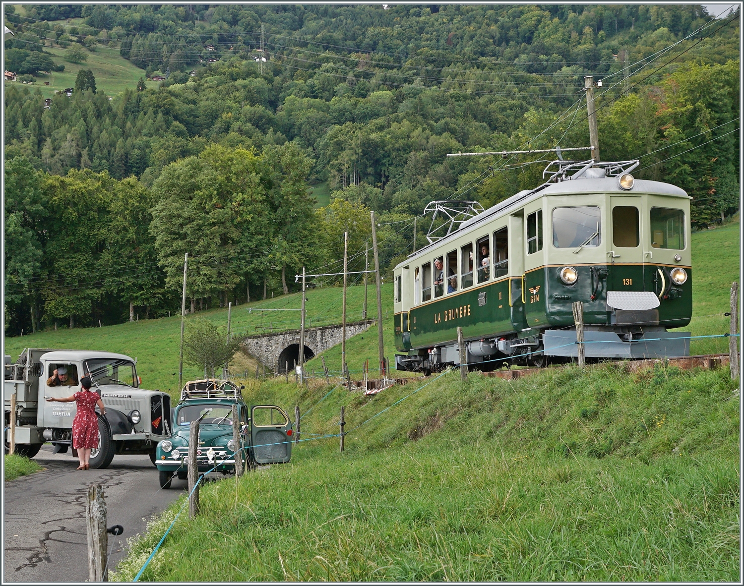  Il était une fois... les années 40 / Es war einmal: die 40er Jahre  - Eine Reise in die Vergangenheit, mit dem damals neuen GFM Ce 4/4 131 (Baujahr 1943) und wie man links im Bild beobachten kann, ersten Verkehrsproblemen auf der Strasse, wobei  Frau am Steuer  damals noch die grosse Ausnahme war. Ein Szenenbild des traditionelle Blonay-Chamby September Wochenendes mit dem GFM Ce 4/4 131 bei Cornaux.

10. Sept. 2022