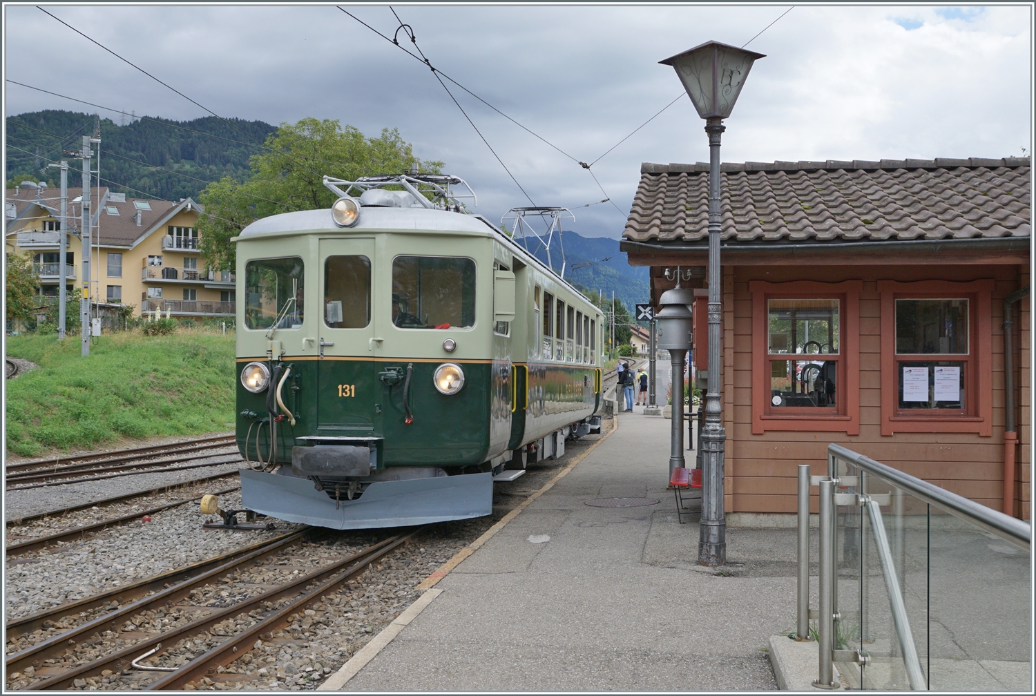  Il était une fois... les années 40 / Es war einmal: die 40er Jahre  - Eine Reise in die Vergangenheit, mit dem damals neuen GFM Ce 4/4 131 (Baujahr 1943) der hier in Blonay angekommen ist. Der GFM Ce 4/4 131 gehört der GFM Historc.

10. Sept. 2022