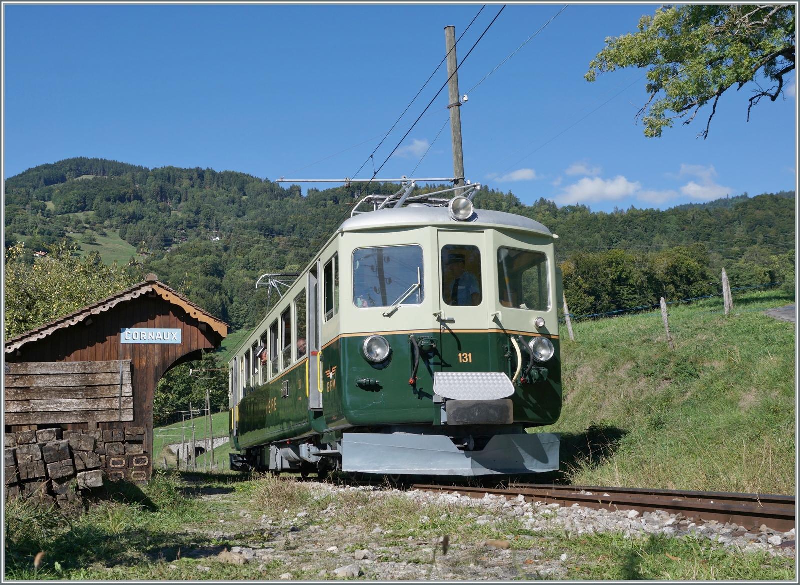  Il était une fois... les années 40 / Es war einmal: die 40er Jahre  - Eine Reise in die Vergangenheit mit dem damals neuen GFM Ce 4/4 131 (Baujahr 1943) und einer äussert interessanten  Rundreise : Chaulin - Cornaux - Chamby - Chaulin. 

Das Bild zeigt den Ce 4/4 131 von GFM Historique beim Wenden in Cornaux.

10. Sept. 2022