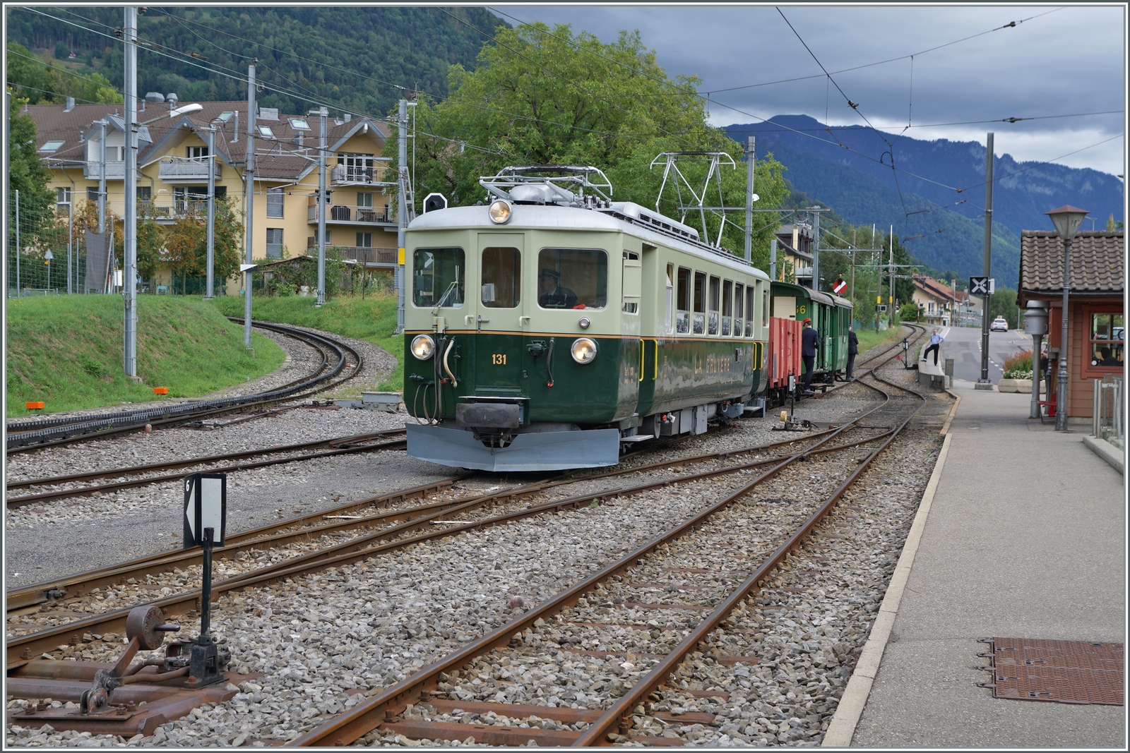  Il �tait une fois... les ann�es 40 / Es war einmal: die 40er Jahre  Der GFM Historique Ce 4/4 131 (Baujahr 1943) ist mit seinem GmP in Blonay angekommen.

10. September 2022
