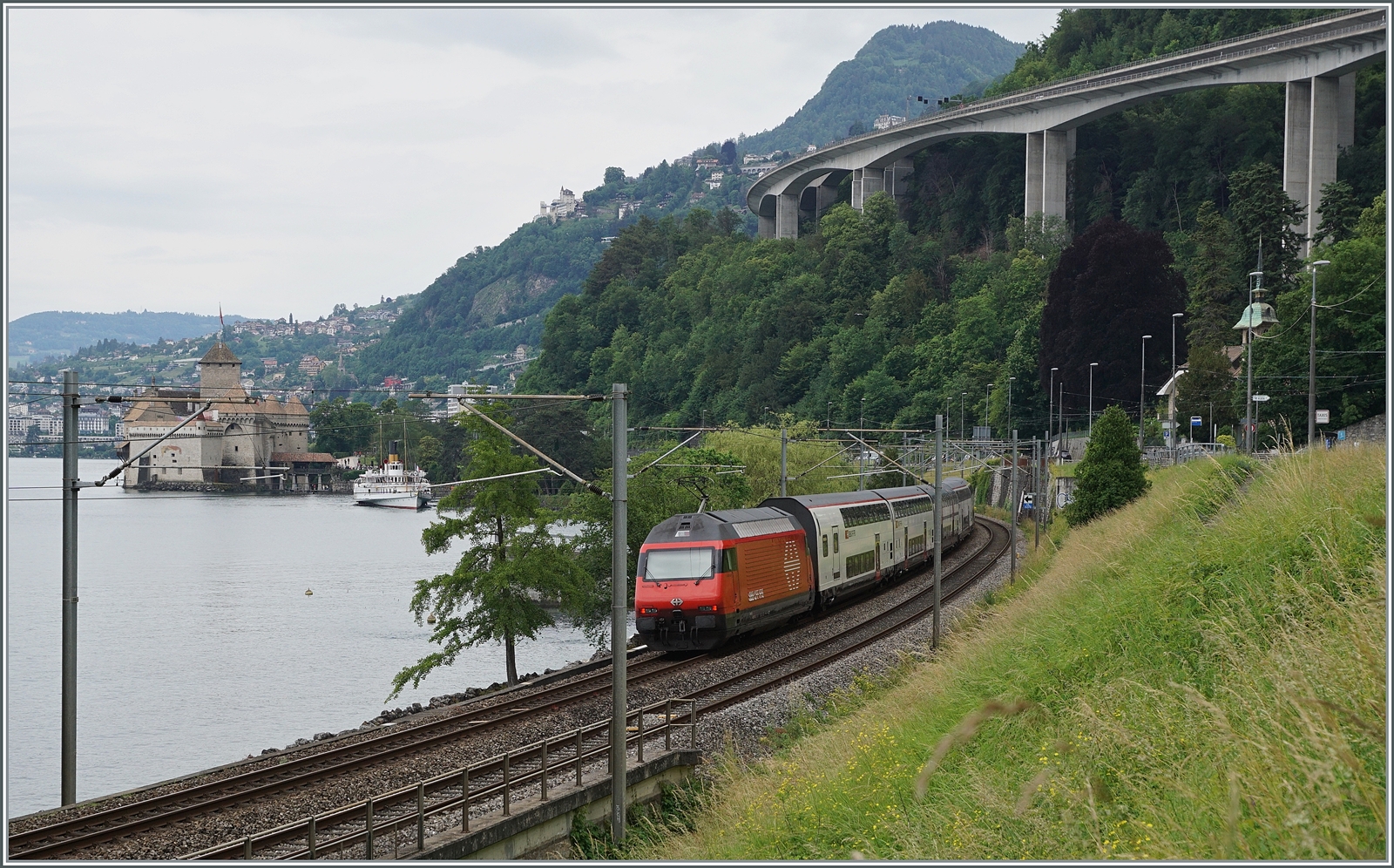 Im neuen Fahrplan erreicht das erste Schiff von Lausanne das Château de Chillon etwas früher und bietet somit eine grössere Change Schiff und Bahn auf einem Bild zu zeigen. Hier schon mal eine Probeaufnahmen, wobei Wetter und Standort noch verbesserungsfähig sind. Leider wird der schöne Raddampfer gerade in Hochsaison Juli/August durch ein Motorschiff ersetzt. 

8. Juni 2024