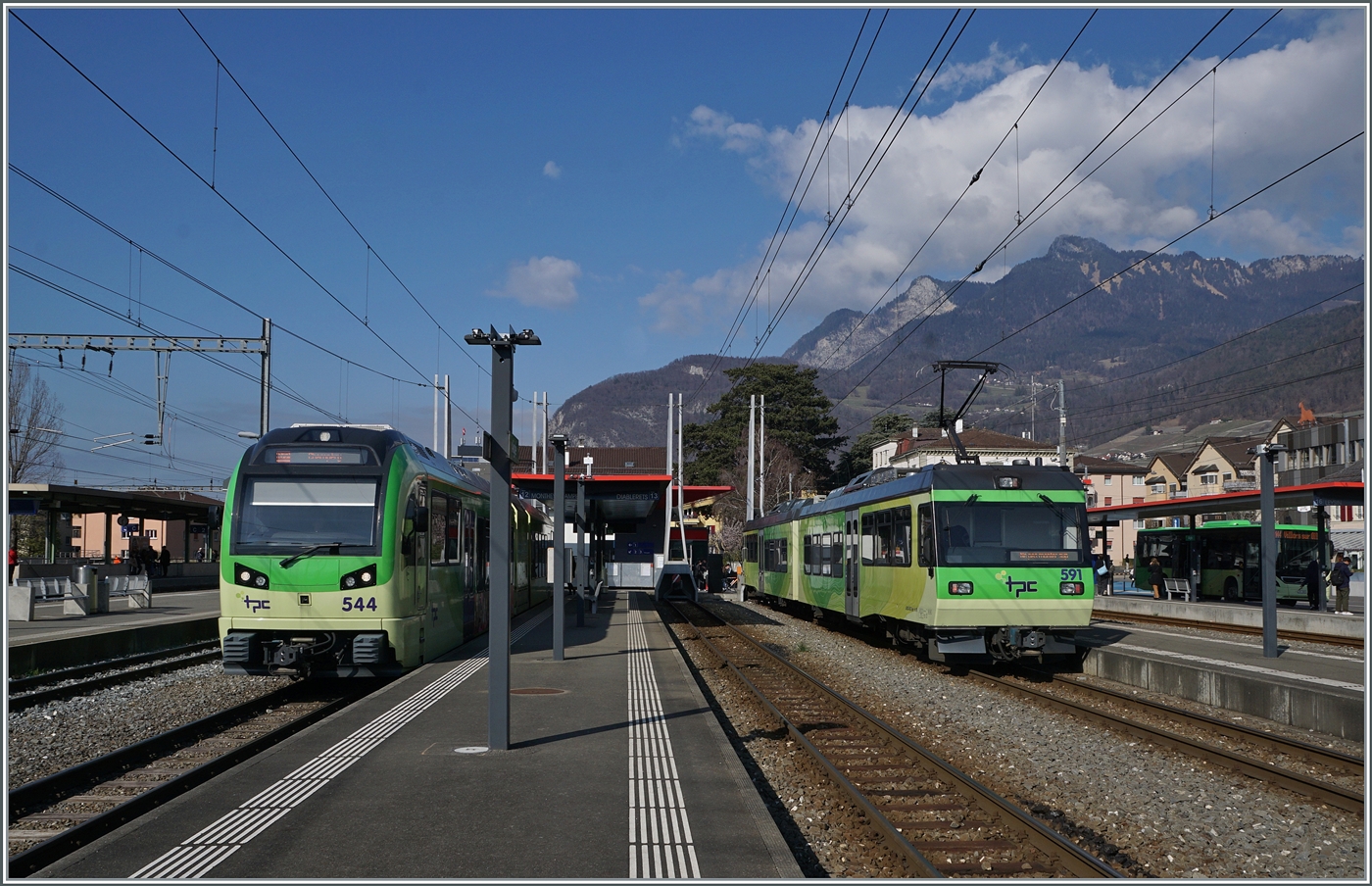 In Aigle stehen der TPC Beh 2/6 544 bereit zur Abfahrt nach Chambpéry und der TPC Beh 4/8 591, der erst in einer knappen Stunde in Richtung Les Diablerets abfahren wird. 

17. Feb. 2024