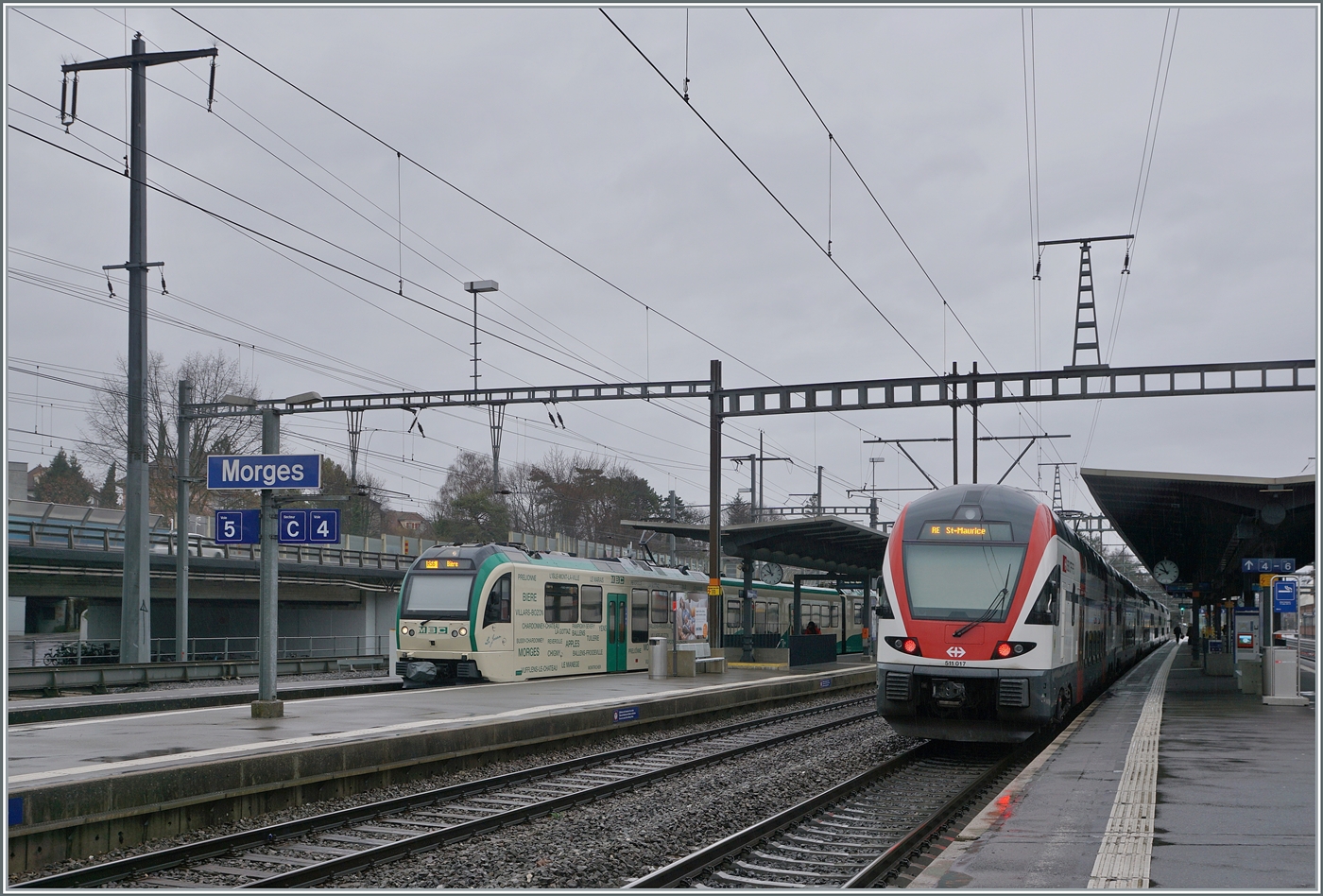 In Morges wartet der SBB RABe 511 017 als RE 33 auf die Abfahrt nach St-Maurice und im Hintergrund steht der BAM Be 2/4  Le Joran  als R 56 nach Bière zur Abfahrt bereit.

22. Feb. 2024