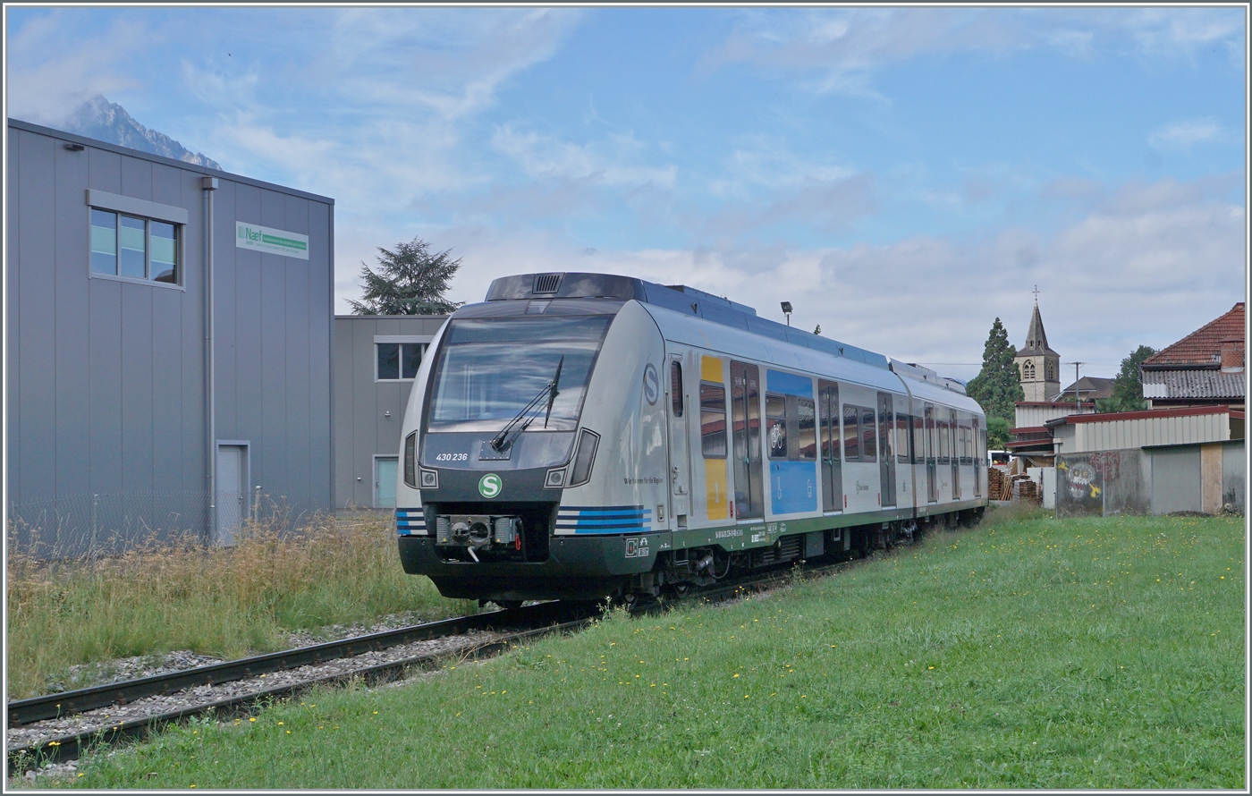 In Villeneuve werden die beiden Stuttgarter S-Bahn Triebwagen 430 236 und 727 langsam ins Alstom Werk Villeneuve rangiert.

6. Sept. 2024