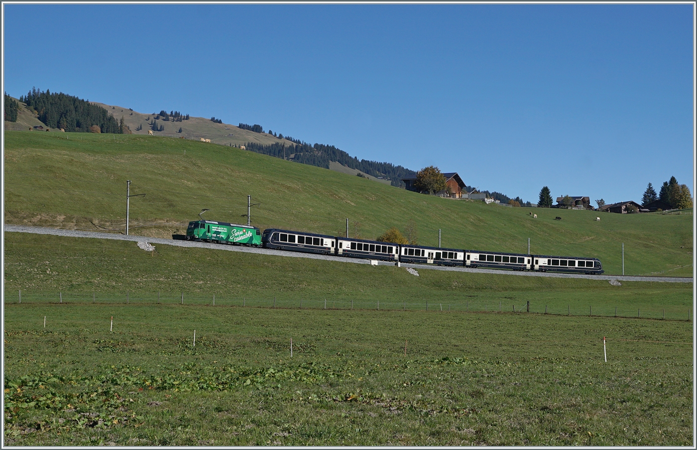 In weiten Kurven gewinnt das Trasse der MOB zwischen Gstaad und Schönried die nötige Höhe. Im Bild der GoldenPass Express (GPX) PE 4068 von Montreux nach Interlaken Ost mit der Ge 4/4 8004 an der Spitze, die in Zweisimmen durch eine BLS Re 465 abgelöst werden wird.

13. Okt. 2025
