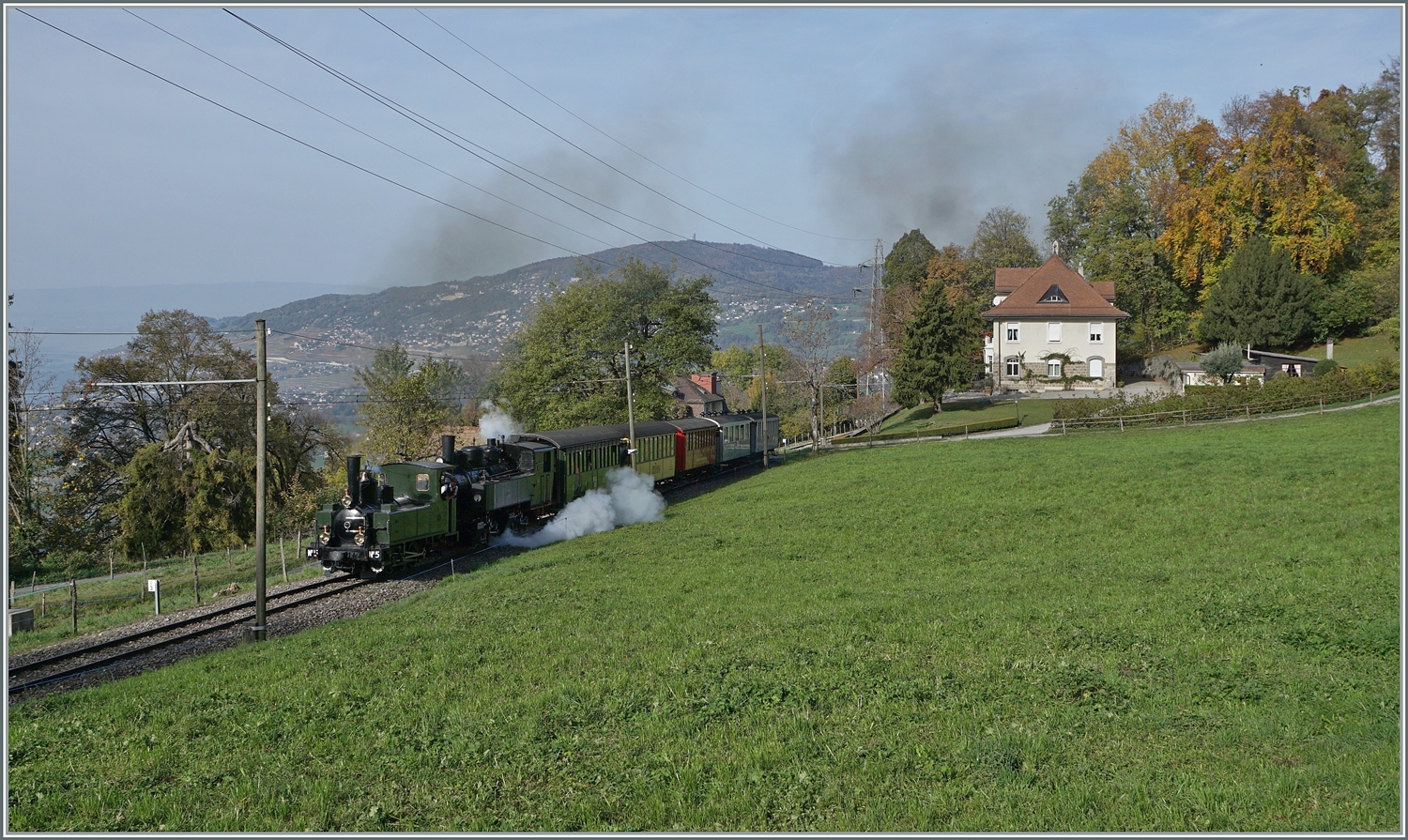 La DER de la Saison! (Saisonabschlussfeier der Blonay-Chamby Bahn 2022) -Die G 3/3 N° und die G 2x 2/2 105 dampfen mit einem Zug vn Blonay nach Chamby bei Chaulin vorbei.

29. Okt. 2022
